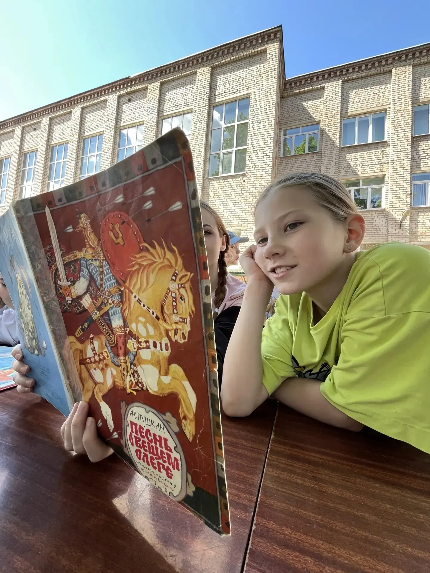 «Там, на неведомых дорожках…» 🎓☀️

Сегодня в нашем школьном лагере прошёл праздник: День русского я
