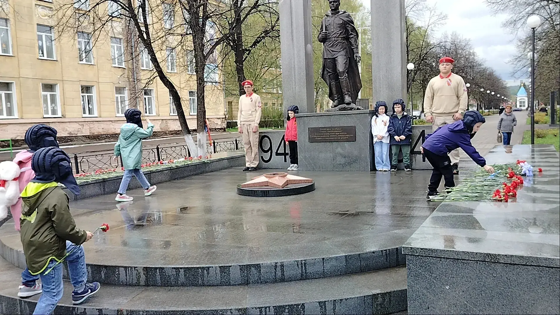 В преддверии Дня Победы дети подготовительной группы приняли участие в трогательной акции «Цветы пам