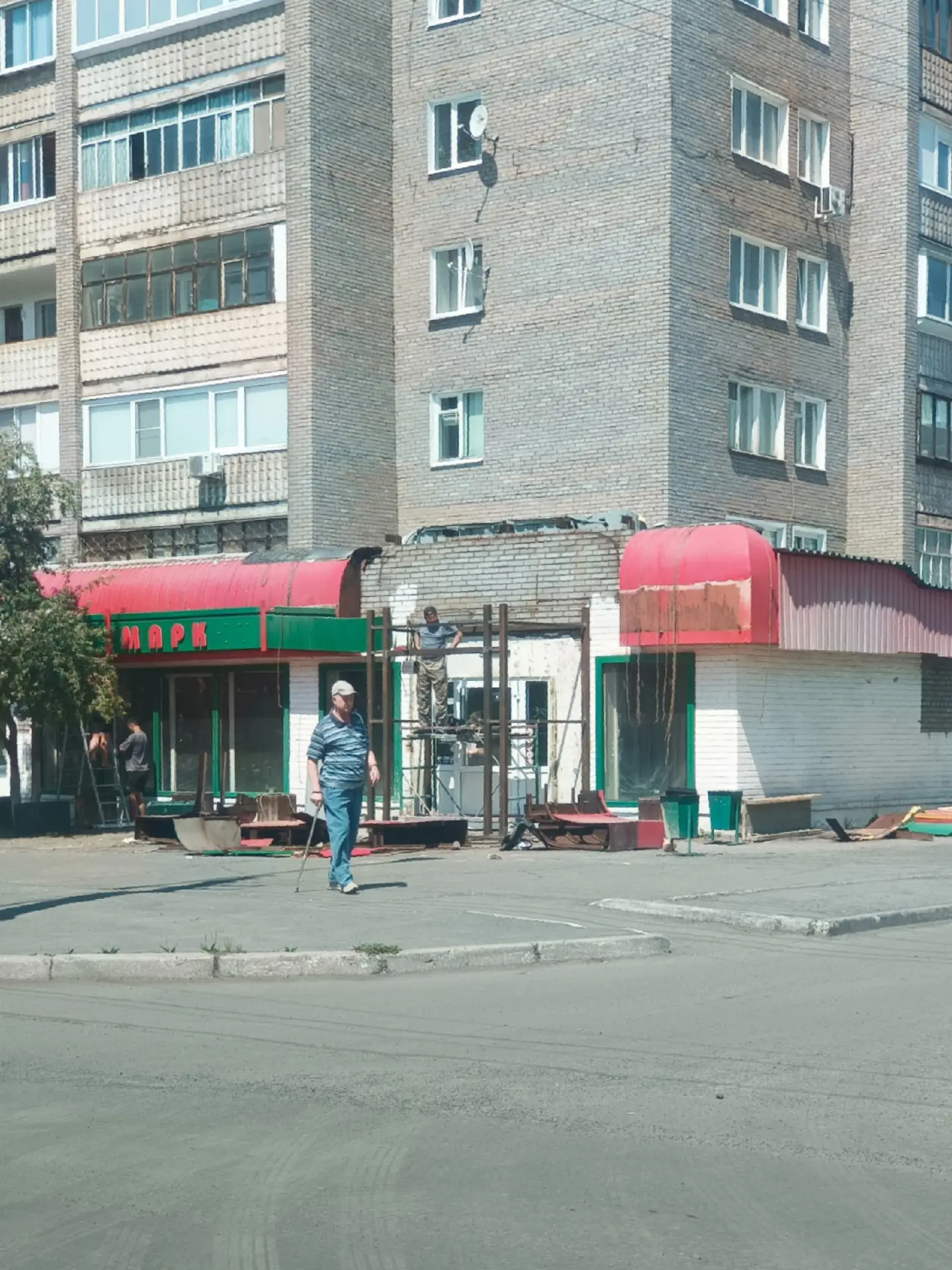Магнит или Пятёрочка?

Некогда популярный магазин "Ивушка" реконструируют.
