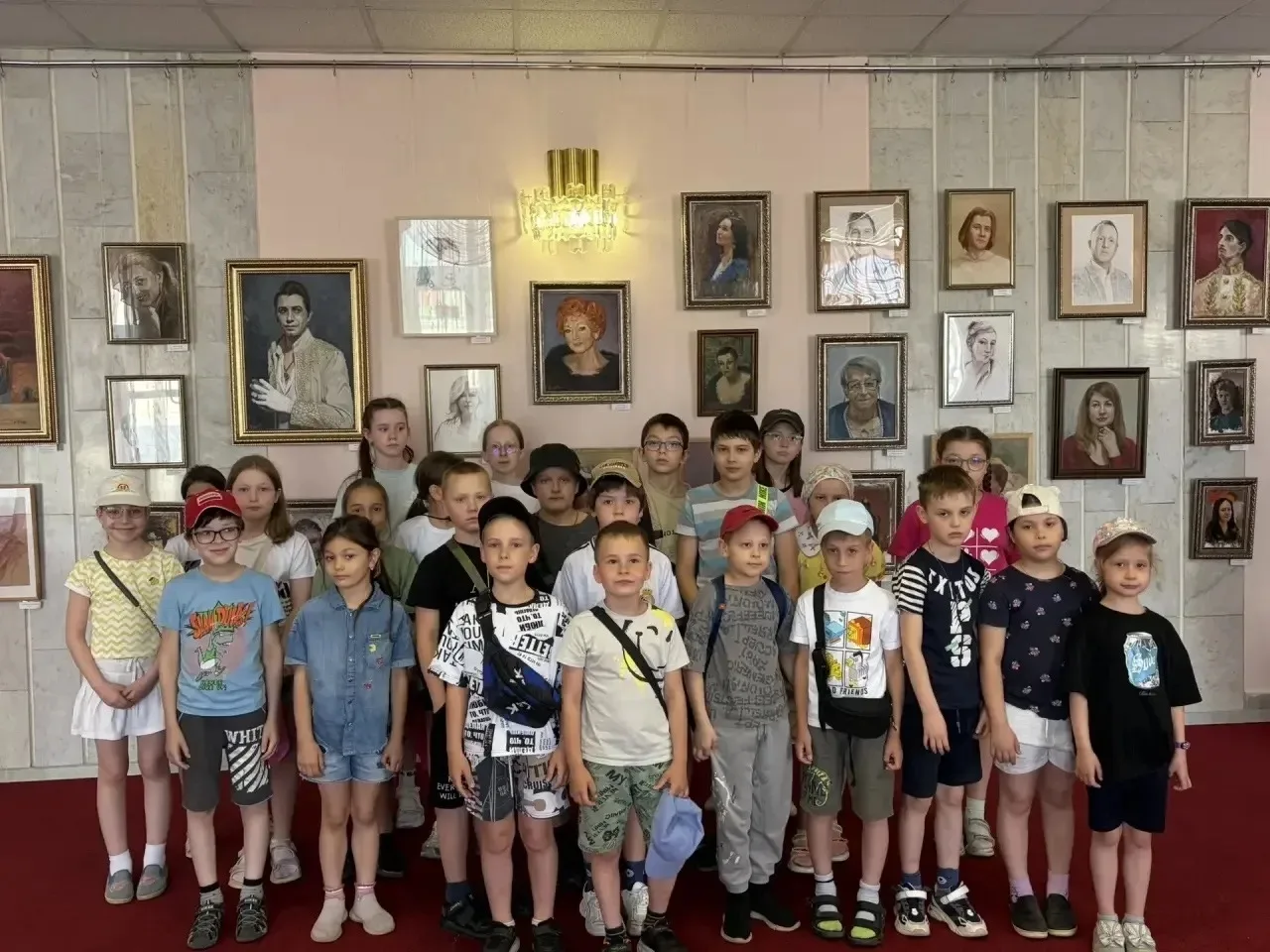 День театра
Сегодня наши воспитанники посетили Ивановский музыкальный театр. Ребята посмотрели замеч