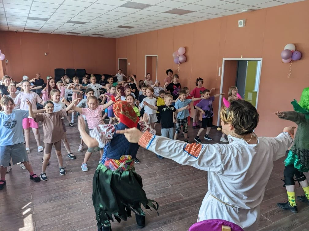 Творчество, игра и театральное волшебство🥳 Школьный лагерь — это всегда отдельный мир, где каждый д