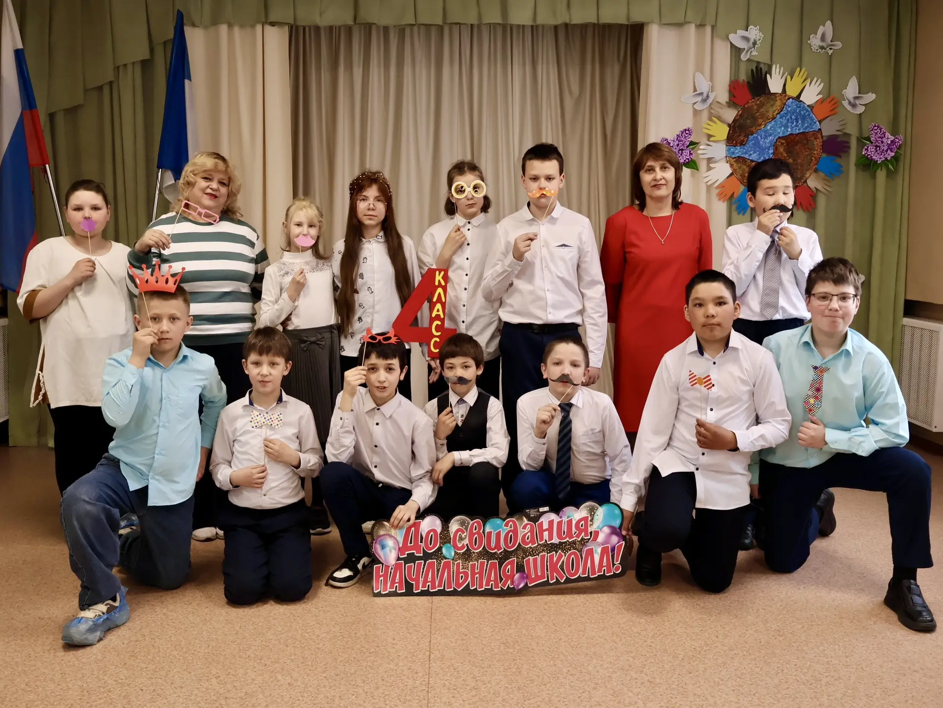 А ещё в этом году у нас есть выпускники начальной школы! 🎓🌟

И последний звонок звучит не только д