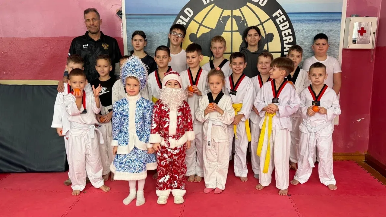 В преддверии Нового года спортсменов из группы по Тхэквондо пришли поздравить юные Дед Мороз и Снегу