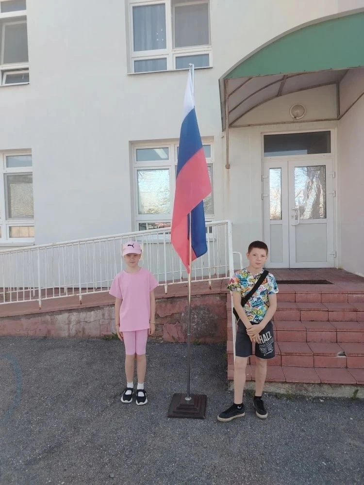 Летний пришкольный лагерь: день 6
Утро началось с традиционной линейки, поднятия флага🇷🇺. Ребята з