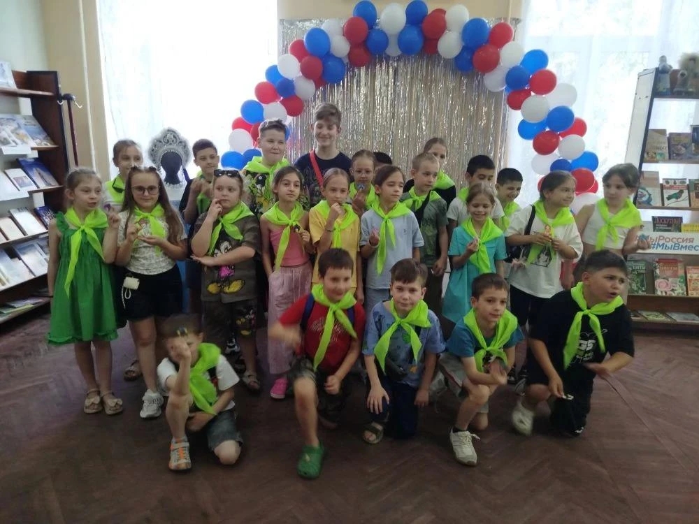 ☀️10 июня  в пришкольном лагере "Солнышко" началось с зажигательной   утренней зарядки.
Затем ребята