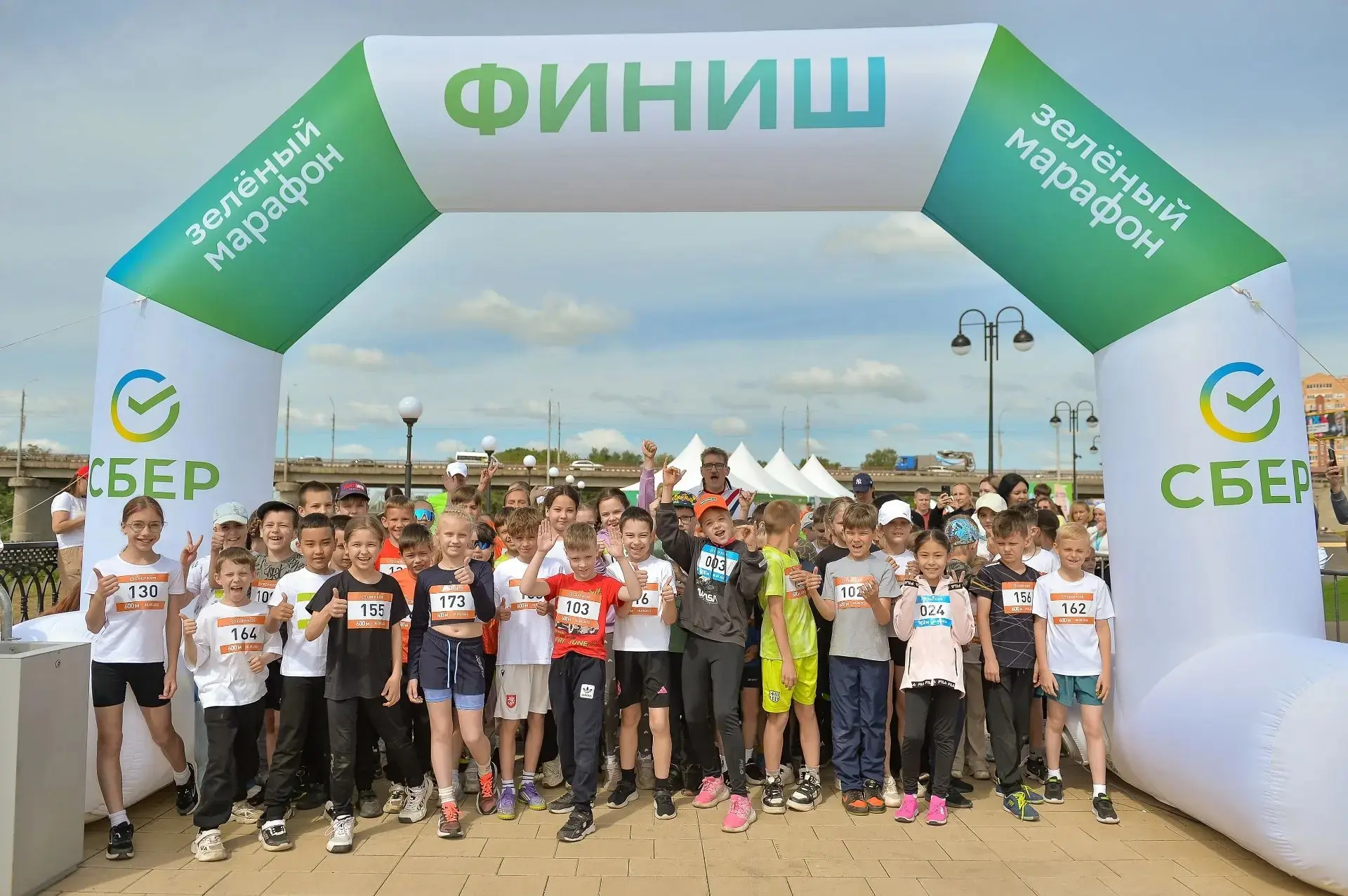 Вот уже который год «Зелёный марафон» Сбера собирает на набережной Урала людей, для которых спорт и 