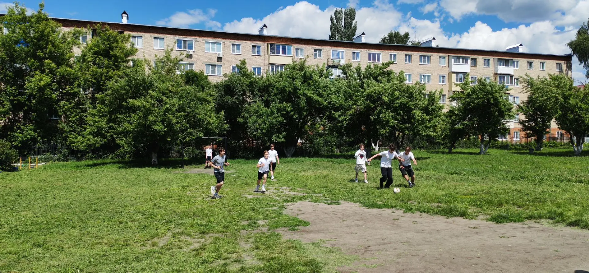 Работа пришкольной спортивной площадки продолжается. Ребята нашей школы с пользой проводят время. На