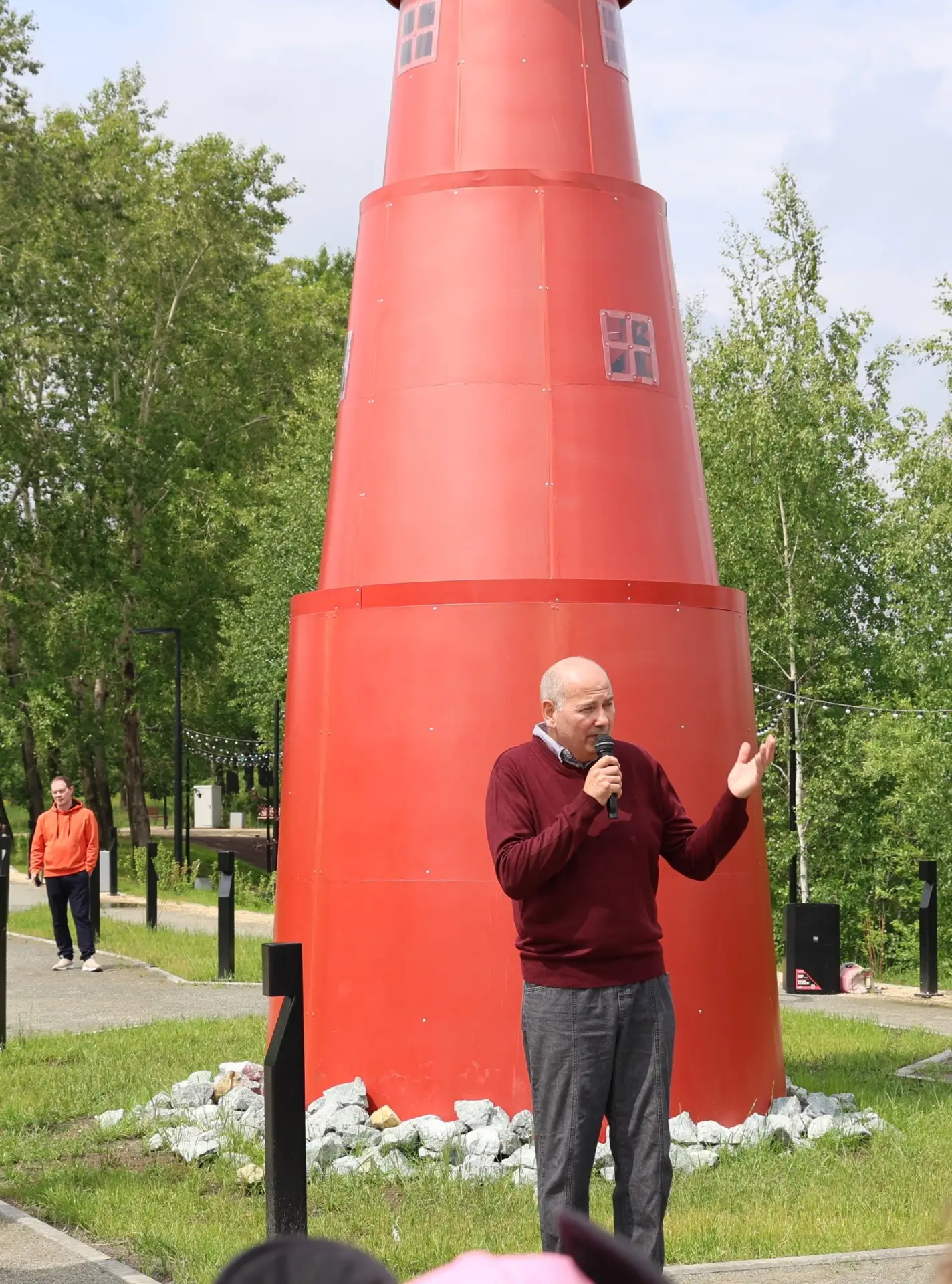 🌟 В сквере Центрального района состоялся экологический праздник: юные жители выпустили в пруд череп