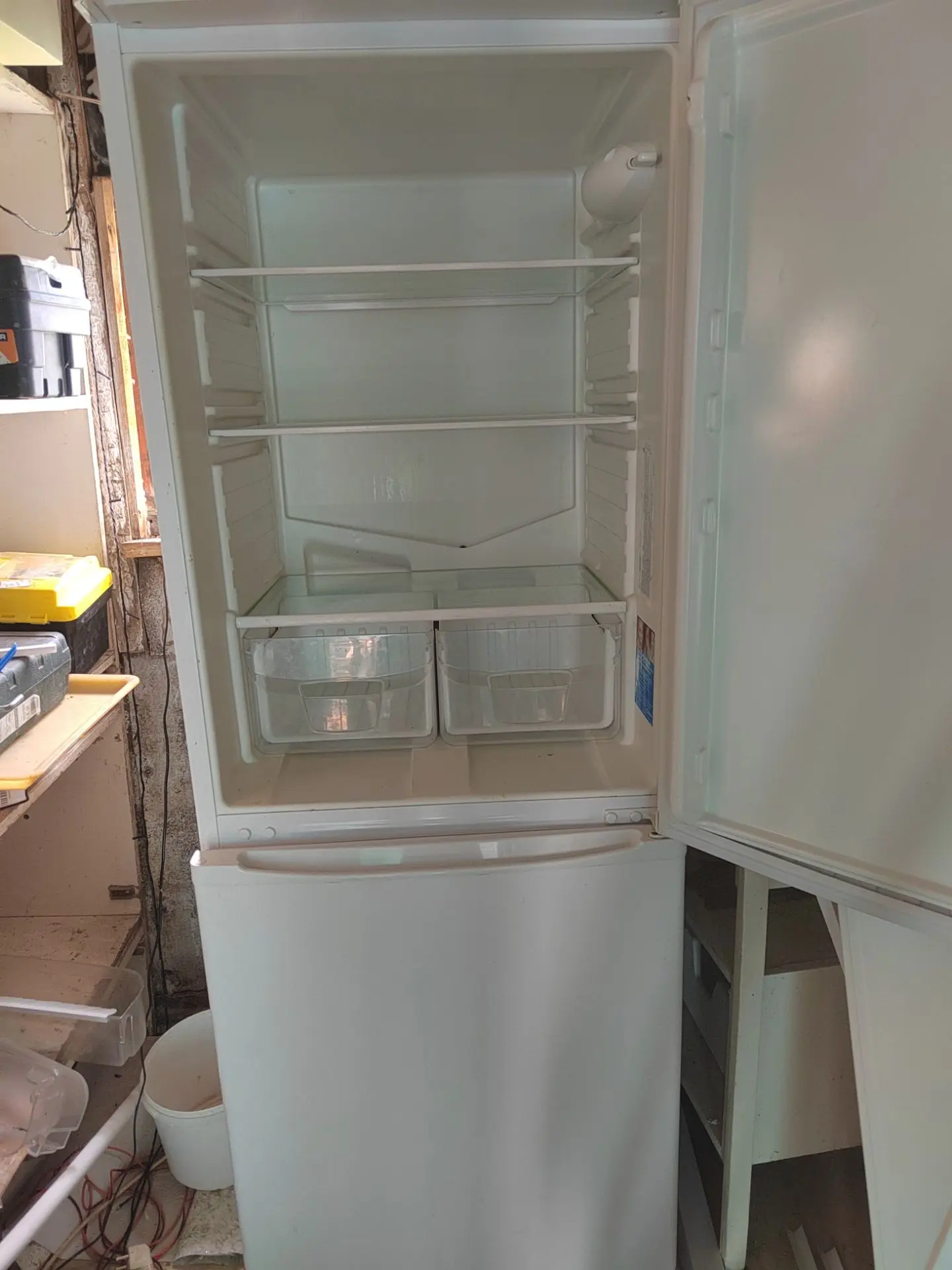 Продам недорого холодильник (требует ремонта)
89228230057