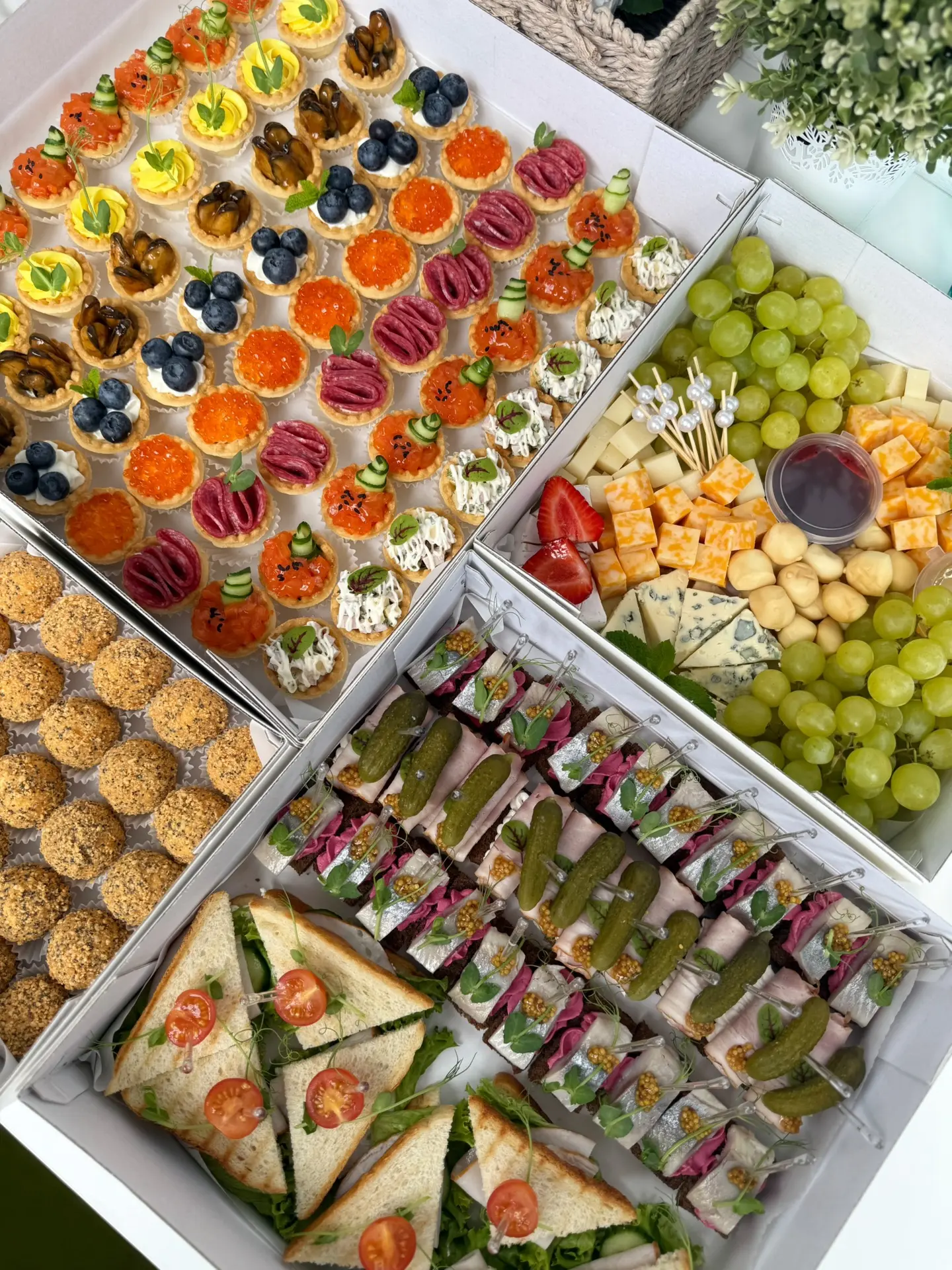 Готовый фуршет на ваш праздник 🥳
177 закусок 🍤

Что внутри:

🧀 Сырные шарики (25 шт)
🥧 Тарталетк