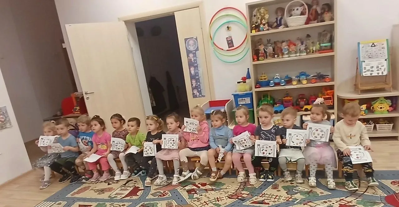Один день из жизни детей 🎓

В ясельной группе «Звёздочки» под руководством воспитателя Хопиной Юлии