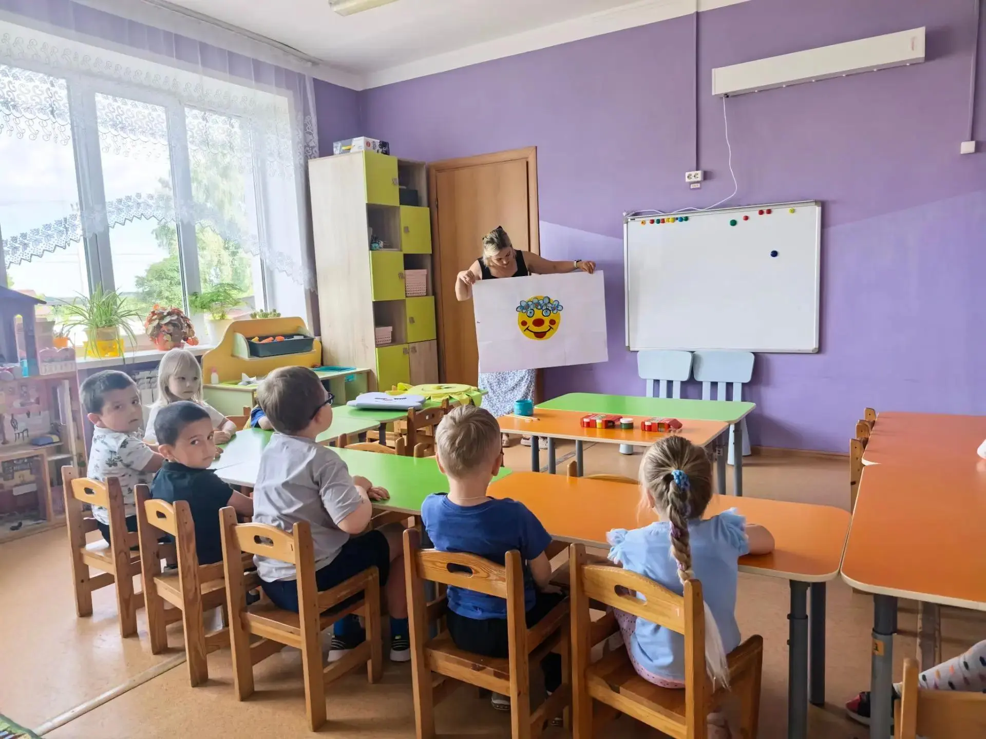 Дети из ладошек -
Солнышко сложили,
Чтобы непременно
люди все дружили!
В работе использована нетради