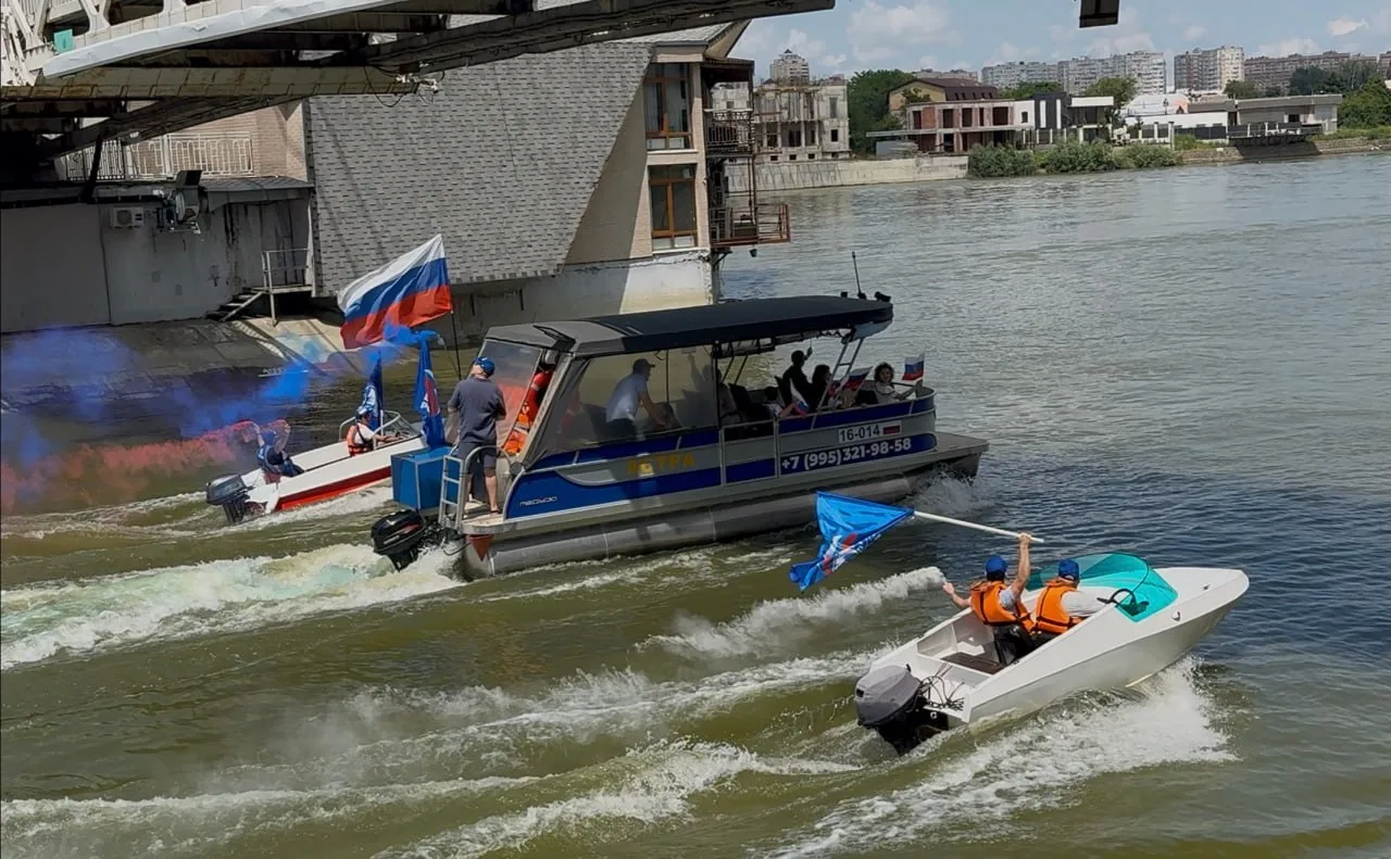 🛥 Шоу на лодках в честь Дня России устроили активисты партии «Единая Россиия» в Краснодаре.

На рек