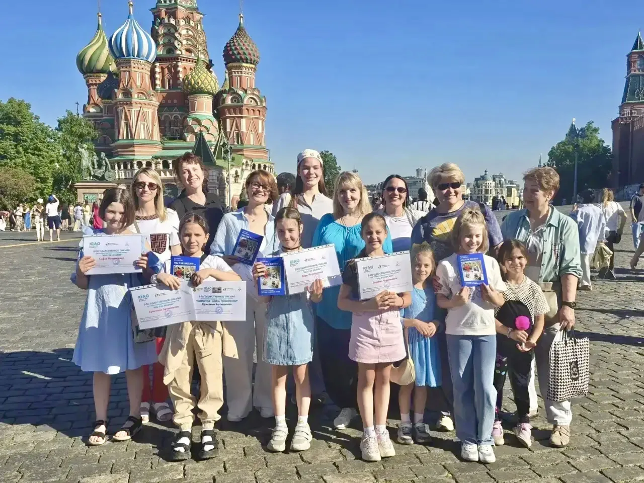 Учеников школы наградили на Красной площади

🏆 Участники школьного кружка «Сценическое мастерство» 