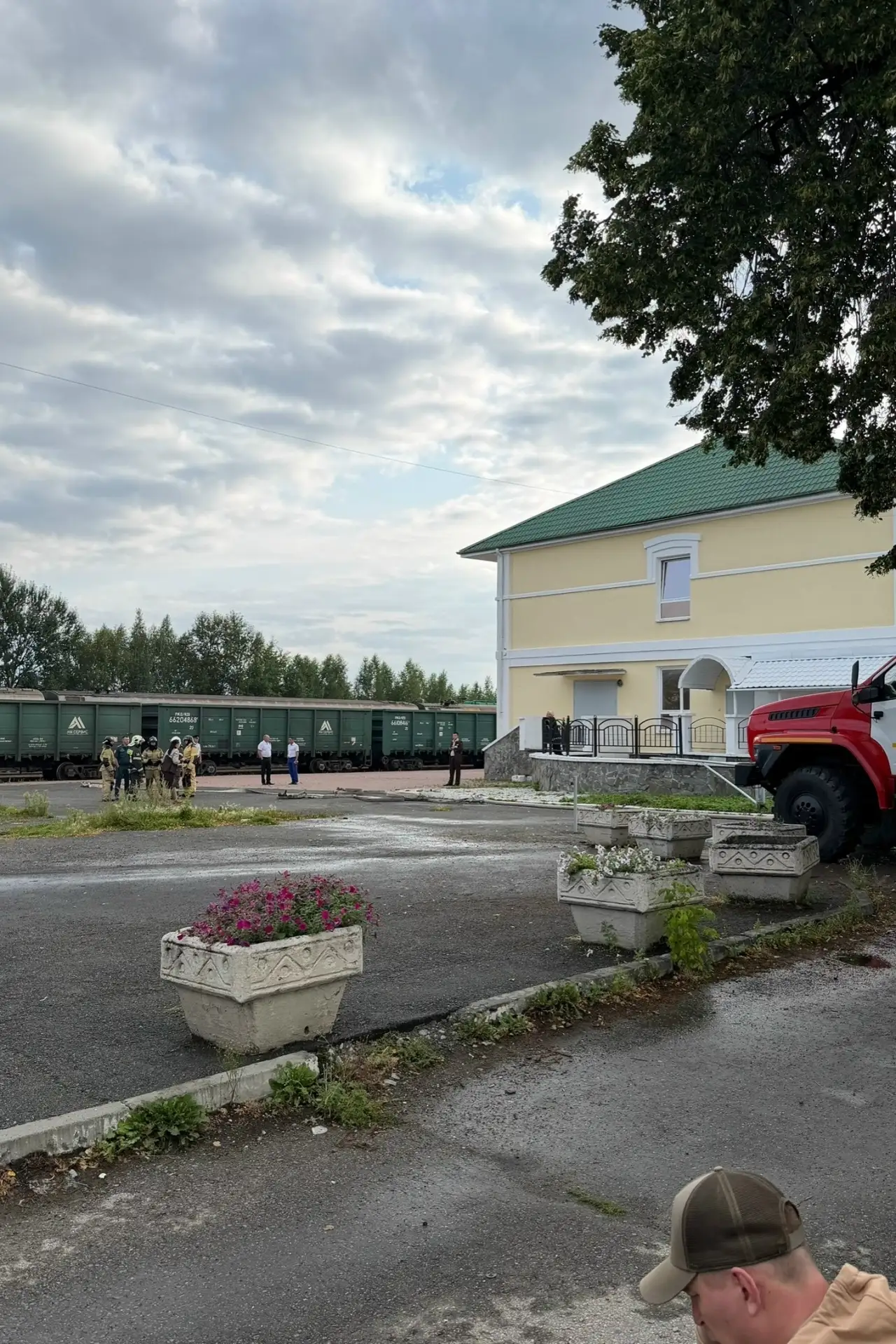 #отподписчиков
Что случилось утром на ЖД вокзале в Кыштыме?. Стоят пожарные и скорая . Мы ехали на 