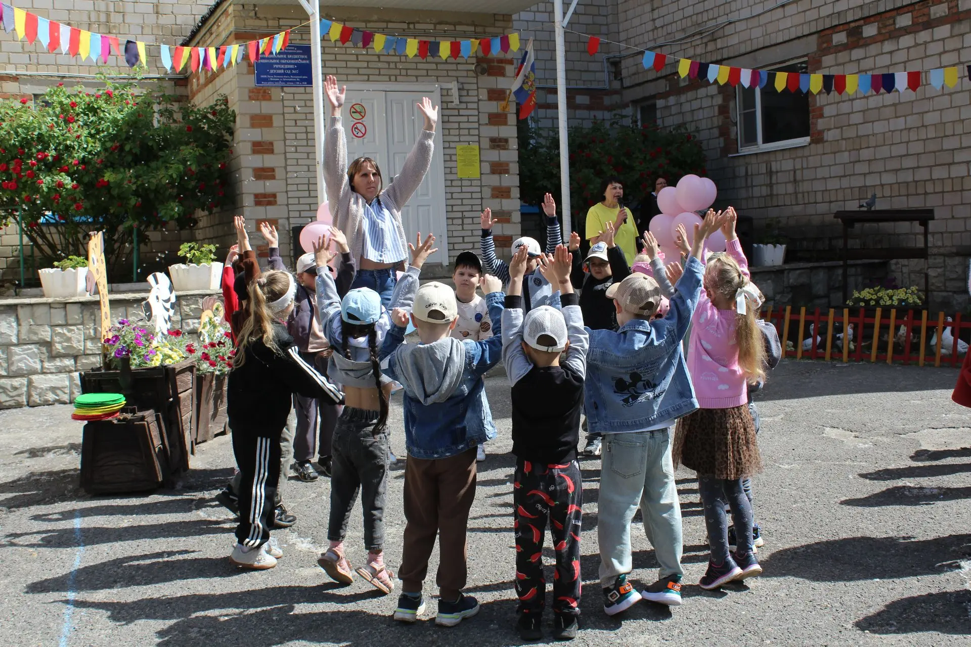 1 июня вся детвора  веселилась с утра! Ведь  день защиты детей - праздник детства! Под ласковыми луч