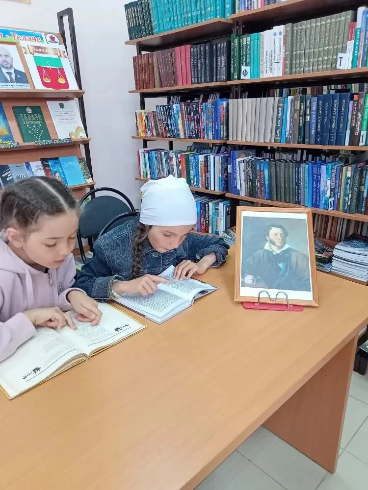День Русского языка. В этот день воспитанники пришкольного лагеря посетили сельскую библиотеку, побл