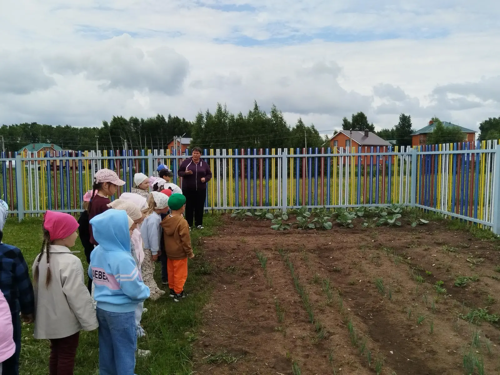 Зурлар төркемендә бакчачы һөнәре турында әңгәмә үткәрделәр. Бакчада үсеп утыручы җиләк-җимешләрне кү