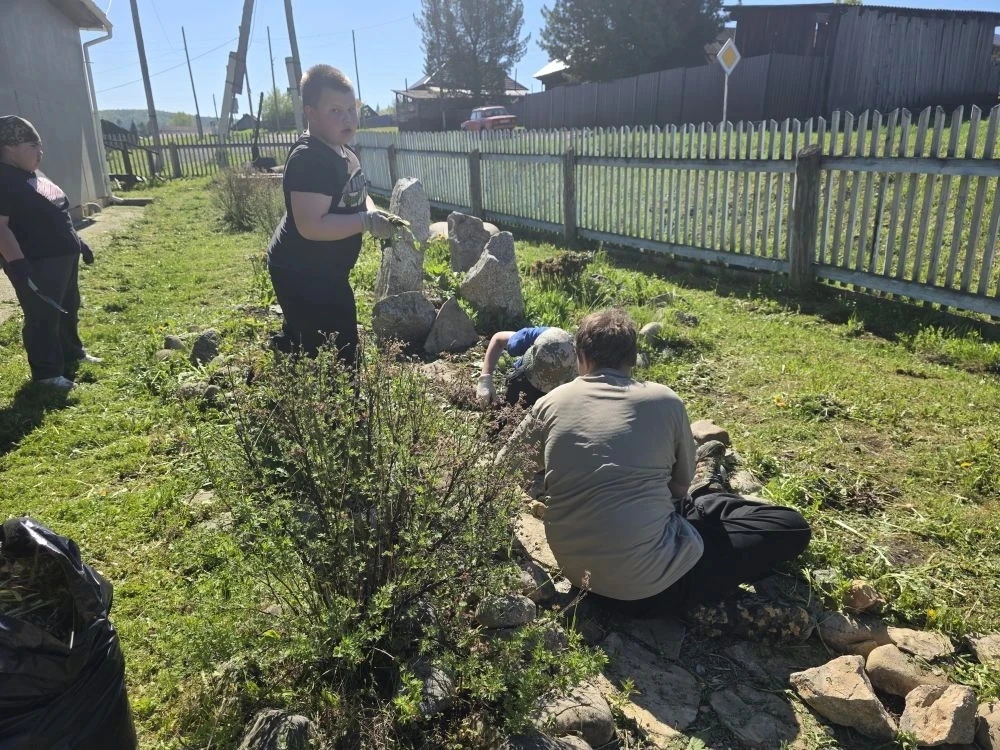 🌱 Трудовая практика продолжается!

Ребята взялись за дело: переделывают и рыхлят клумбы на пришколь