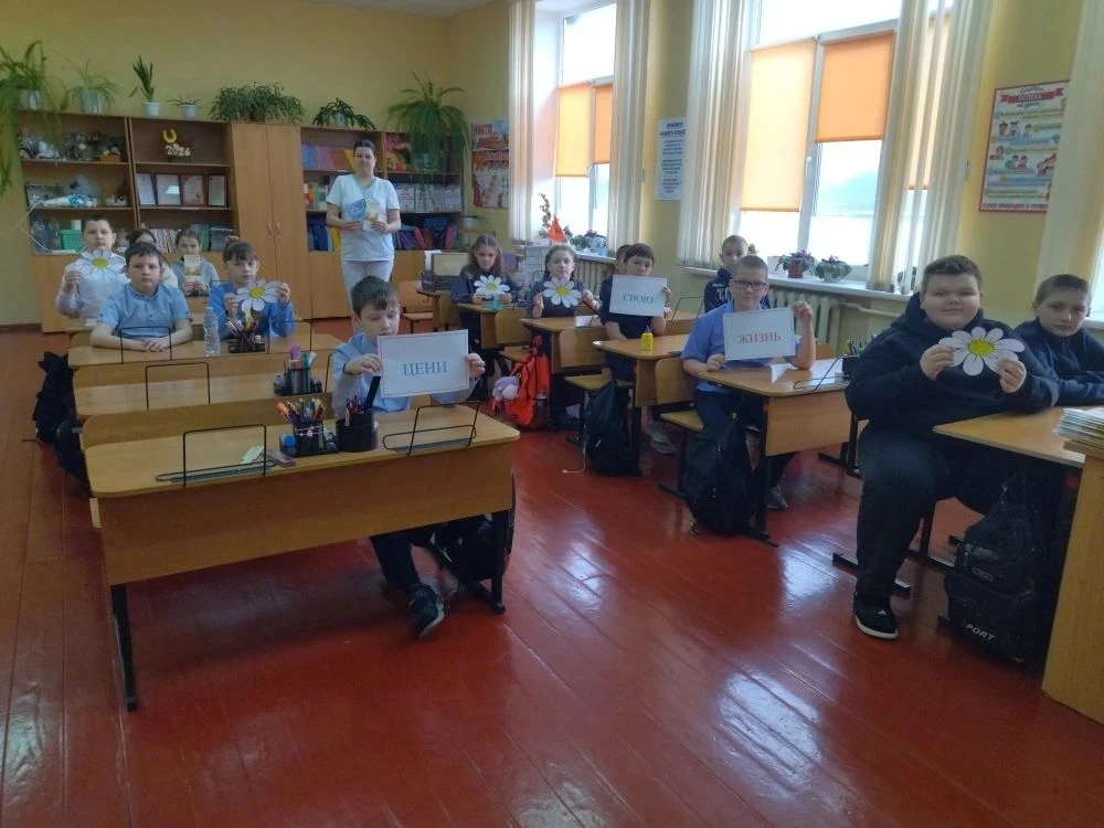 Наша медицинская сестра педиатрического кабинета поликлиники Ирина Хаустова провела беседу с ребятам