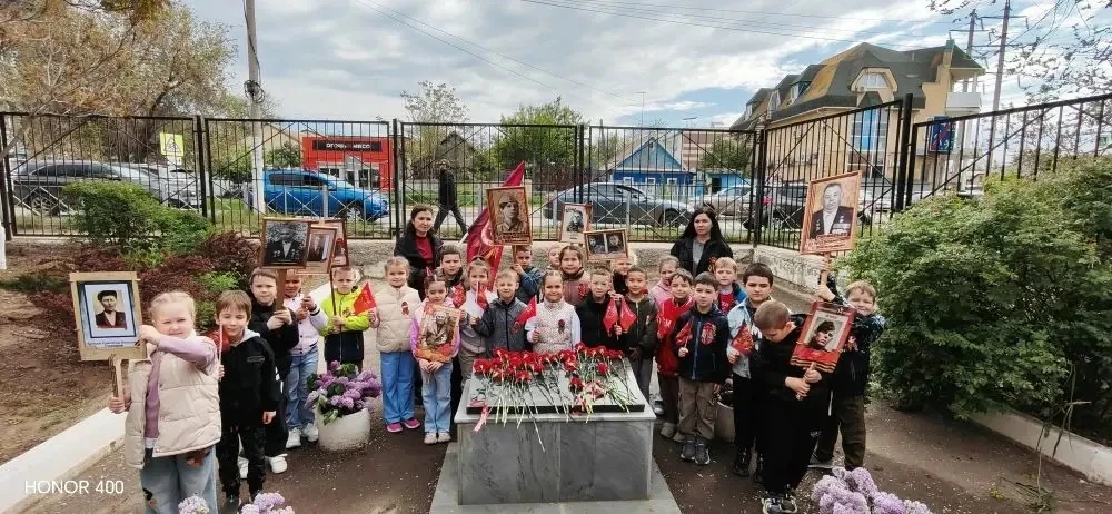 Через года, через века — помните! 🕊️

🎗️В преддверии великого праздника Дня Победы стены школы № 1