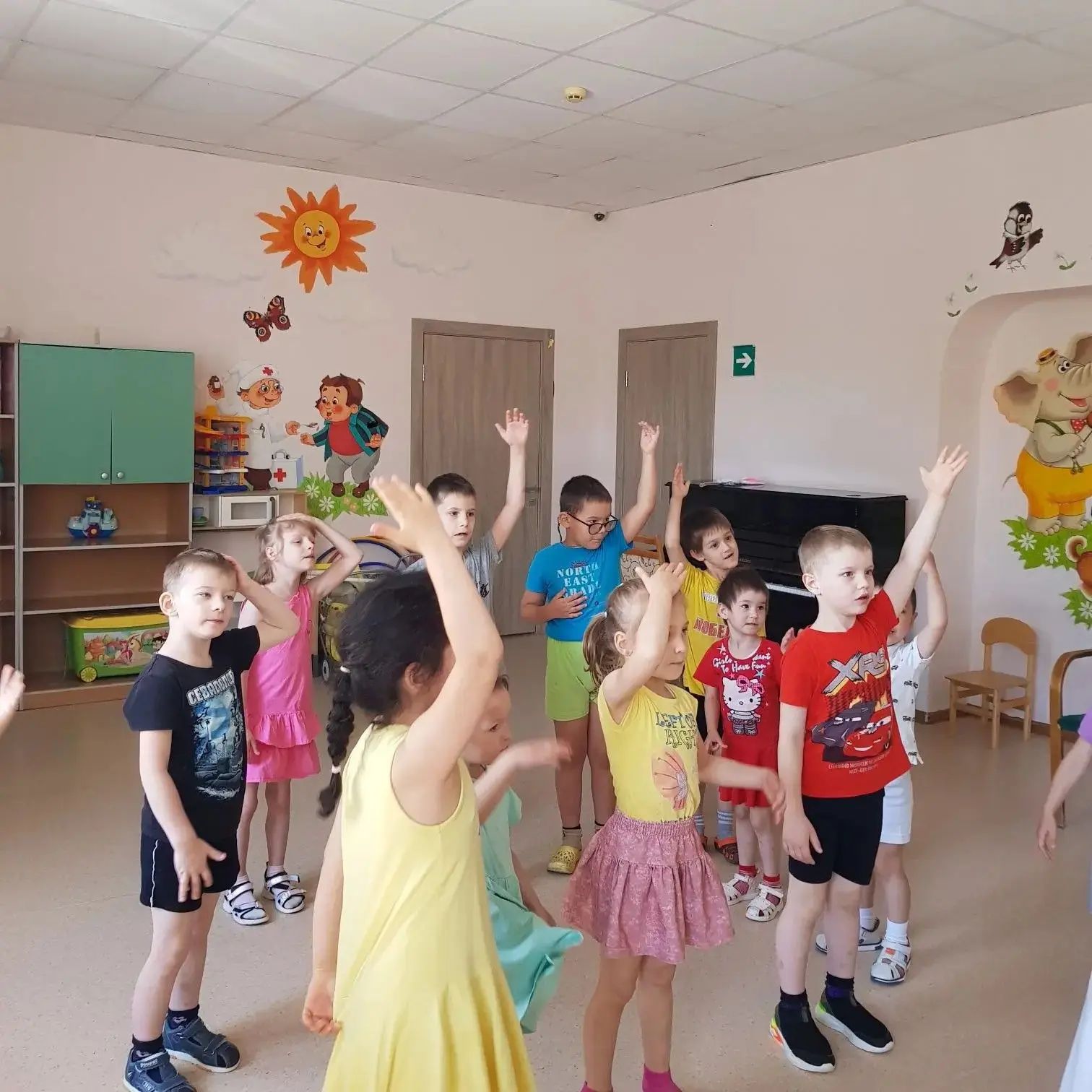 Играем, танцуем, поём на музыкальном занятии в Озёрском!
 
Ребята учатся чувству ритма, совершенству