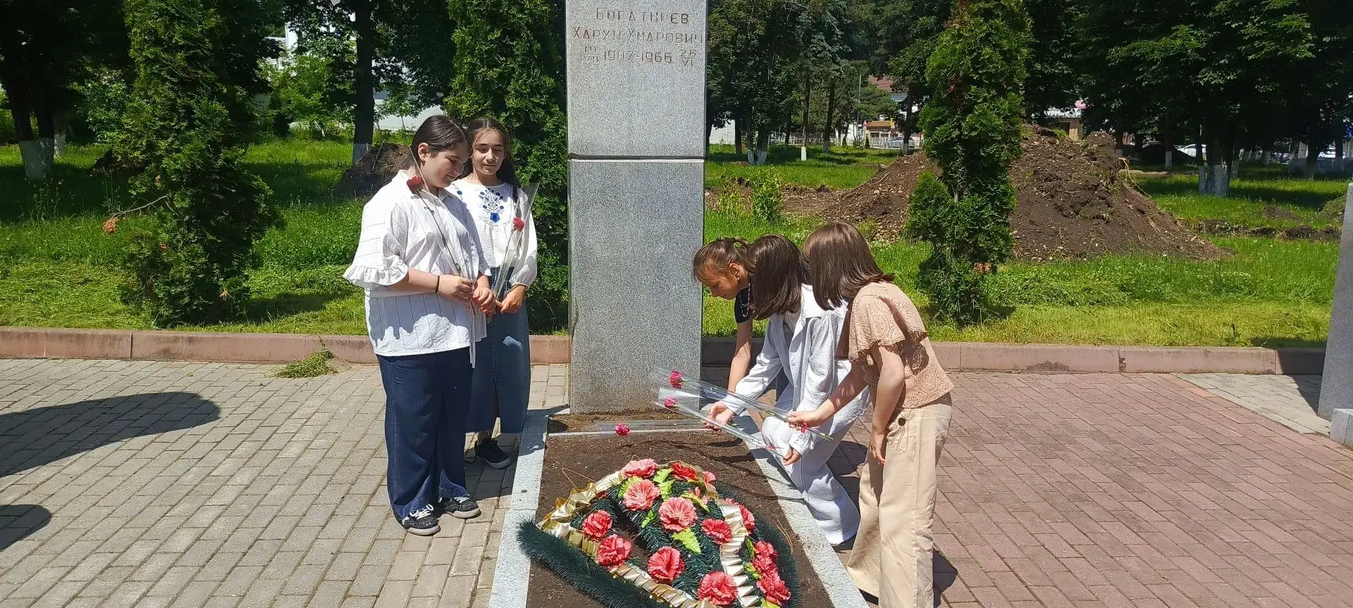 **День памяти и скорби: возложение цветов на Аллее Героев**

22 июня, в День памяти и скорби, воспит