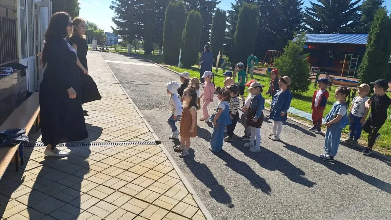 «Утренняя зарядка на улице под музыкальное сопровождение»

В нашем детском саду особое внимание удел