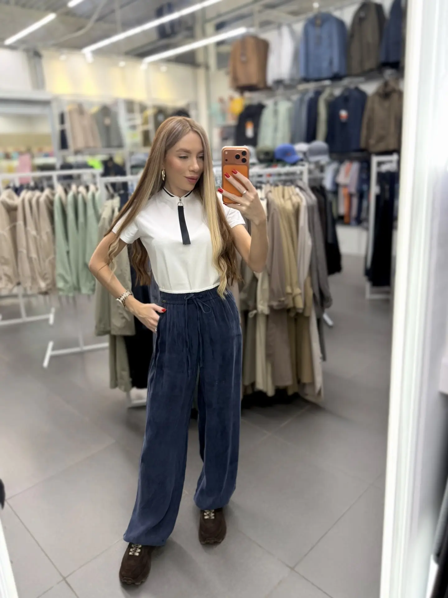Образ в наличии 😍 
Поло : 1 800 рублей 
Брюки : 4 800 рублей ( разные цвета, хорошая длина) 

Приоб