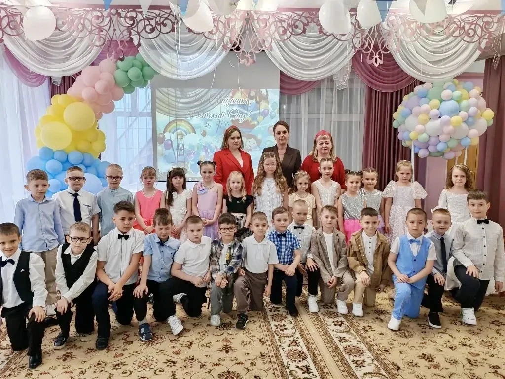 Повзрослели наши дети,
Скоро в школу им шагать.
Всех девчонок и мальчишек
Садик будет провожать.

В 