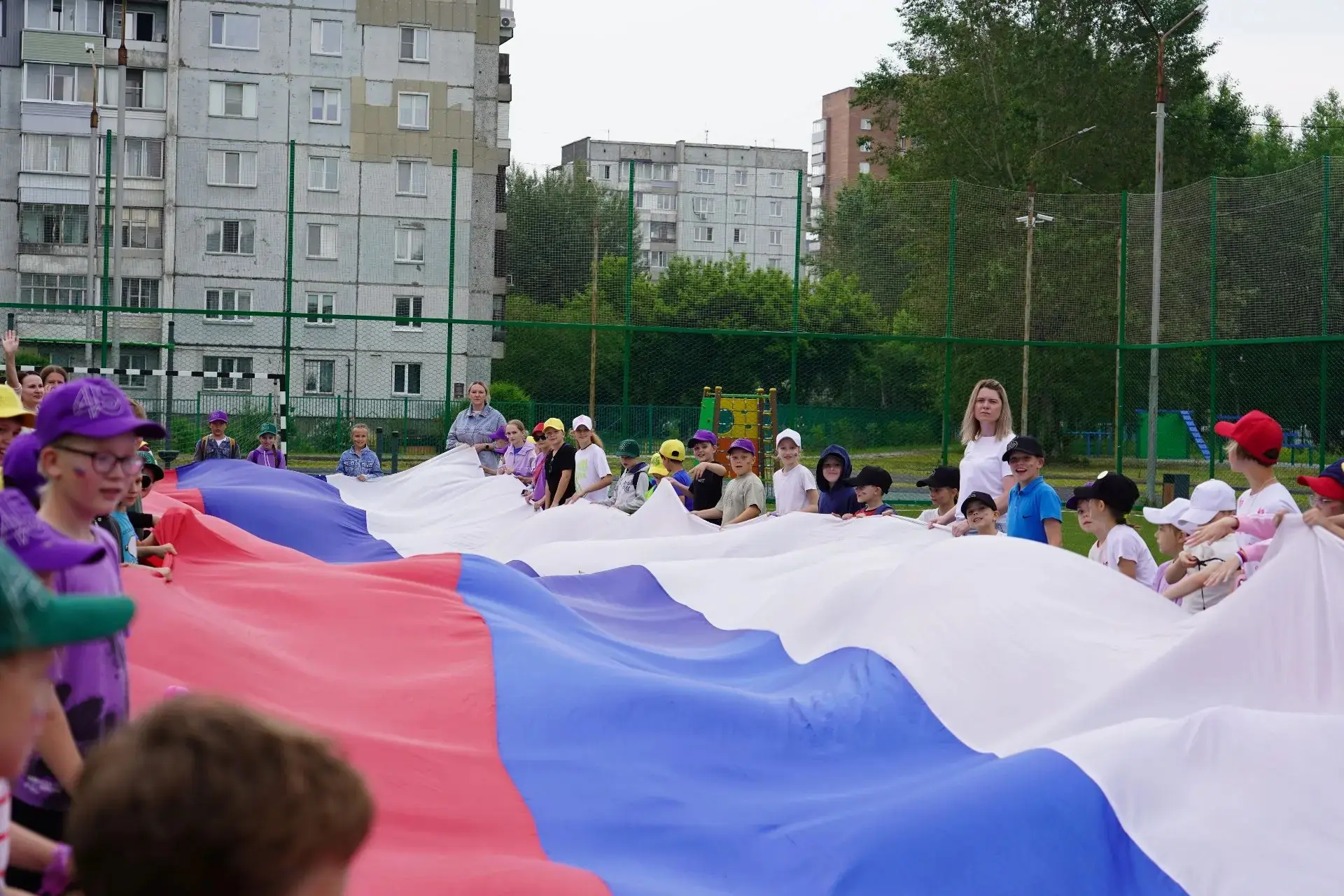 Сегодня в нашем лагере мы масштабно и ярко встречали День России! Этот праздник, который отмечается 