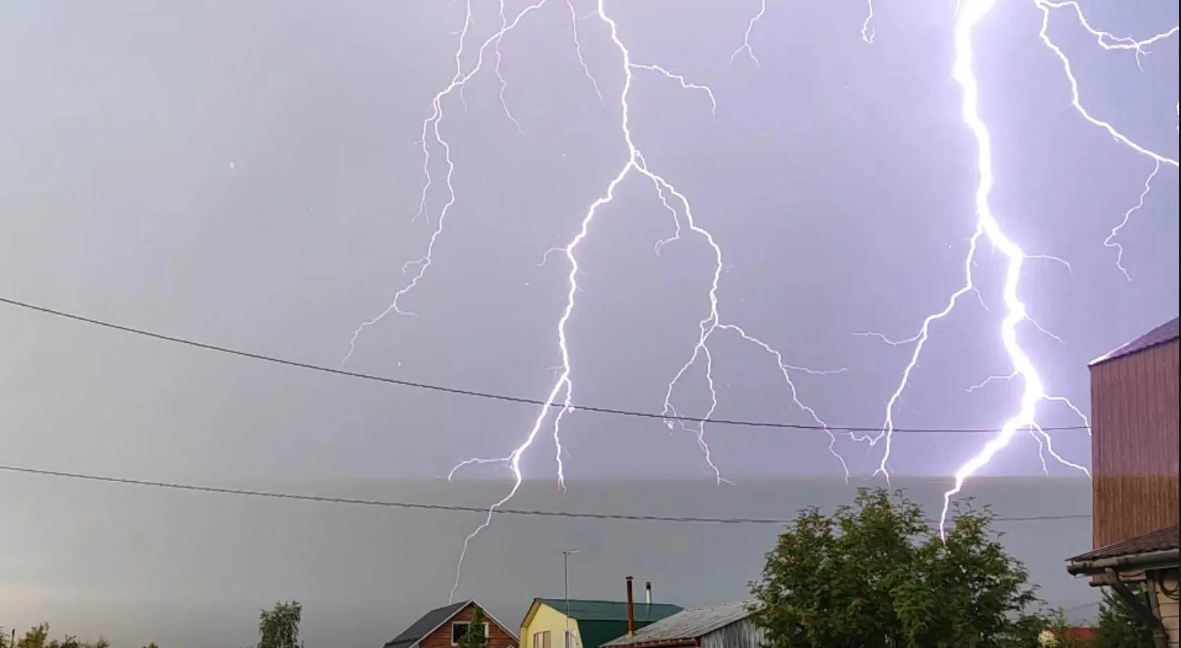 🌩️ После грозы Лангепас остался без воды

По предварительным данным, на водозаборе вышли из строя н
