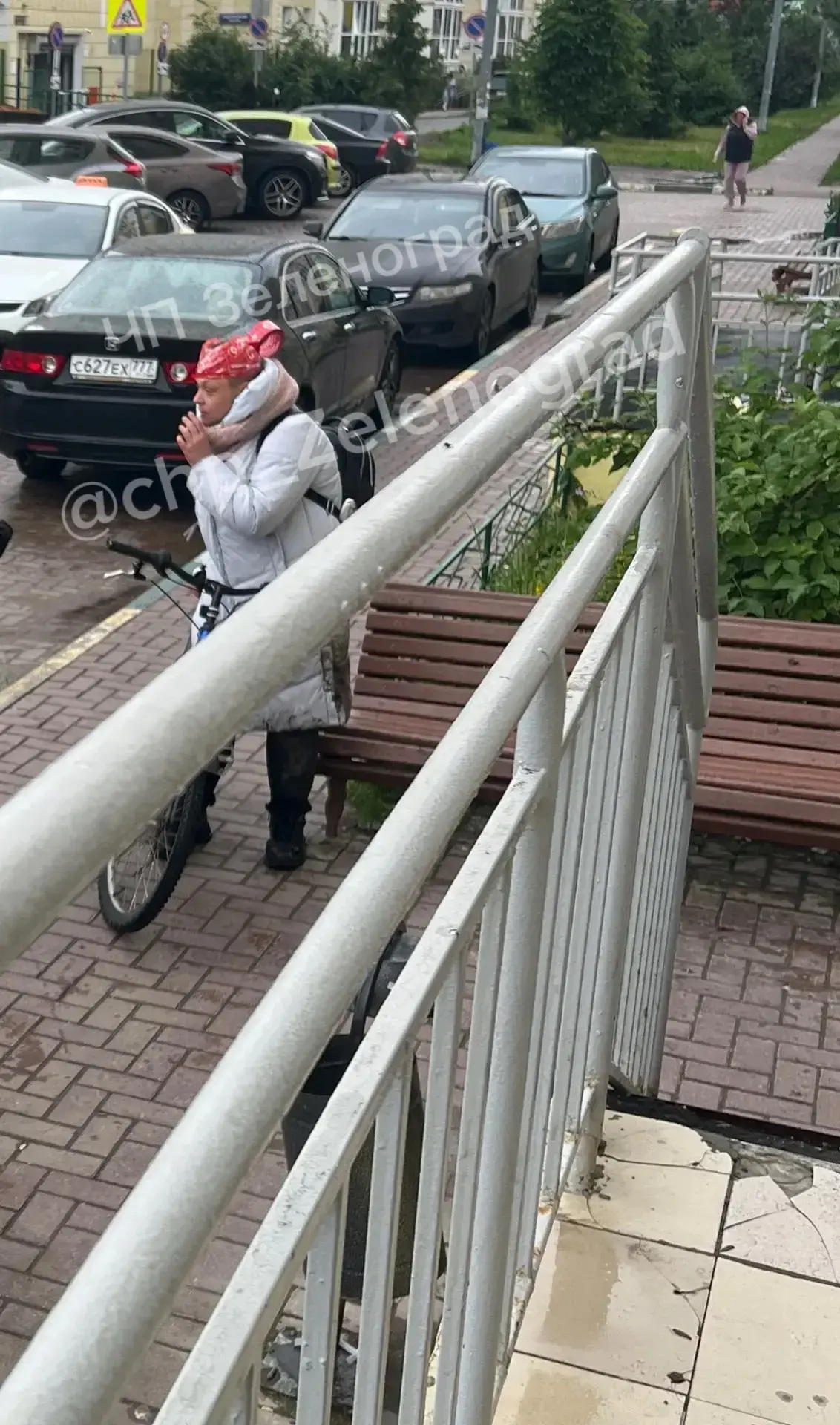😂 Как вам такое? Тоже в Голубом.

Женщина намотала скотч на голову и пошла.

Пуховик с шарфом, кста