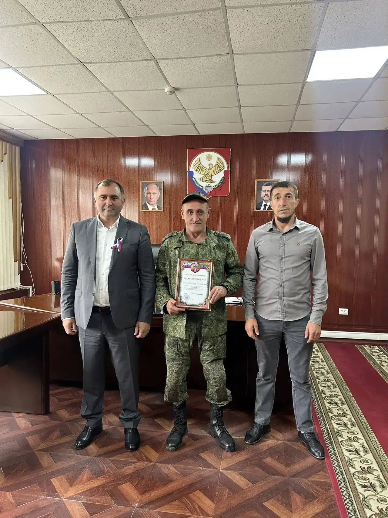 Участнику СВО вручили Благодарность главы Хивского района

Участнику специальной военной операции Ра