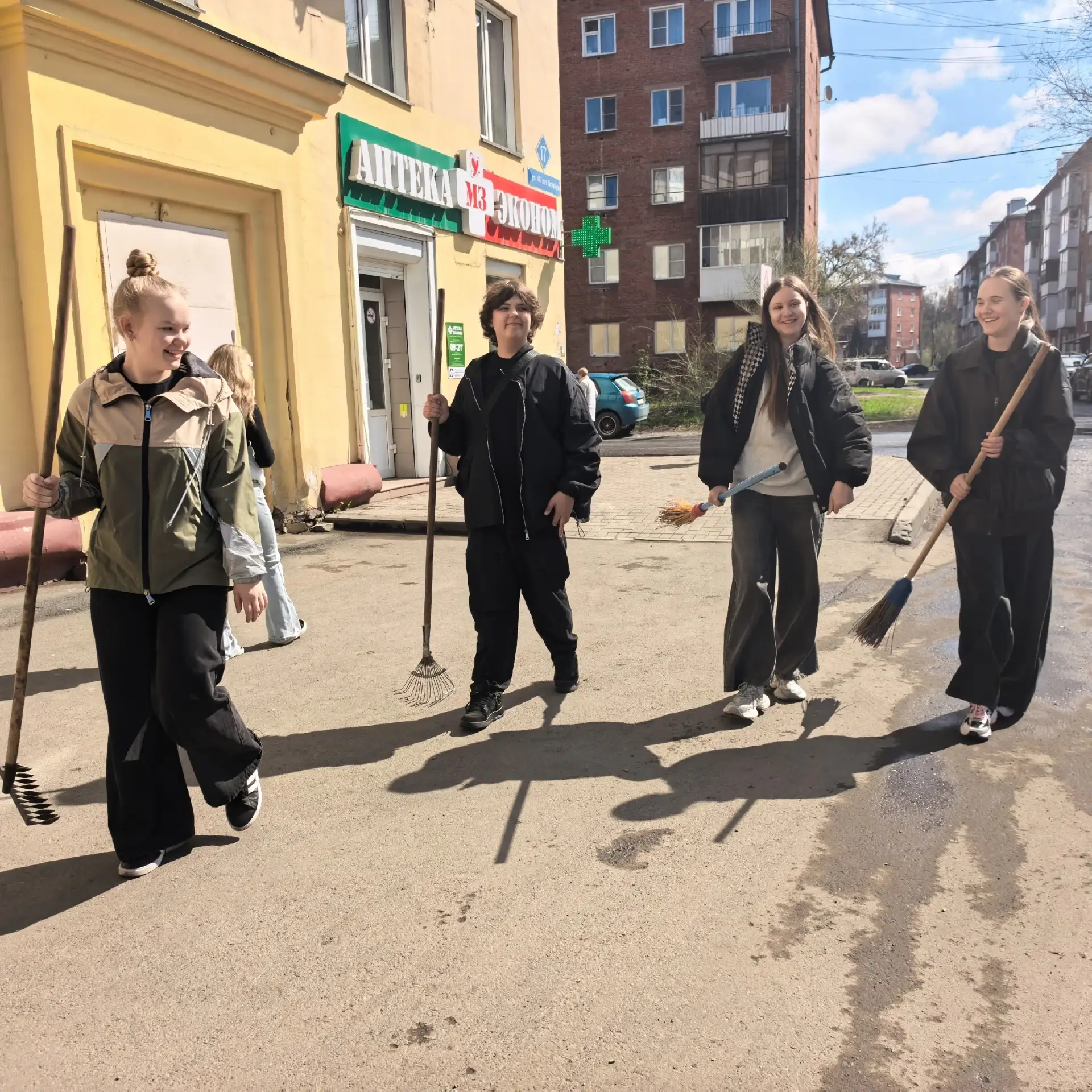 🕊Сохраняем память

Сегодня учащиеся нашей школы вместе с советником по воспитанию вышли сделать  ва