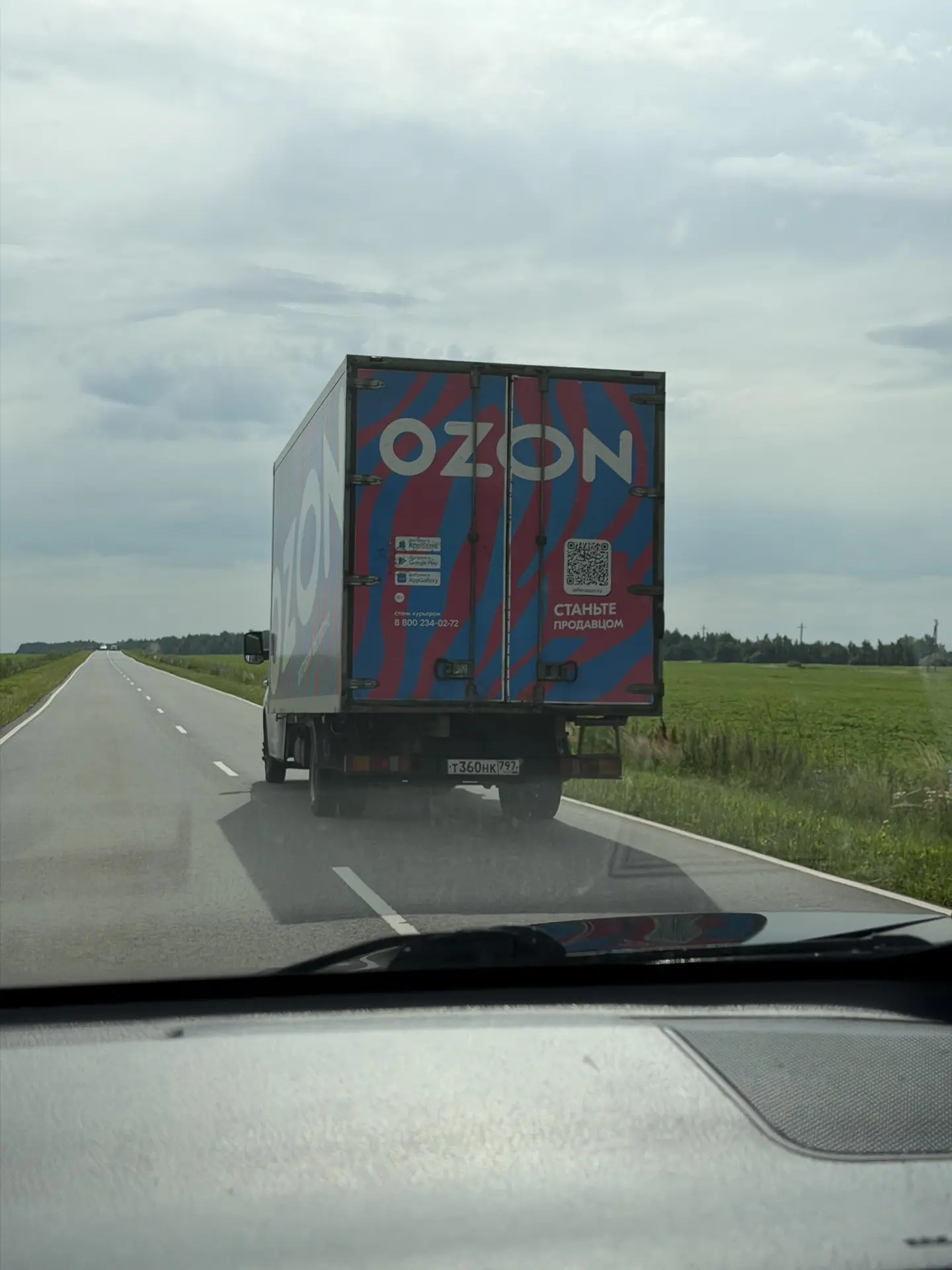 Не отпускают меня маркетплейсы.

Заказала ещё на Ozon туристическое складное ведро — с сеткой. Пацан