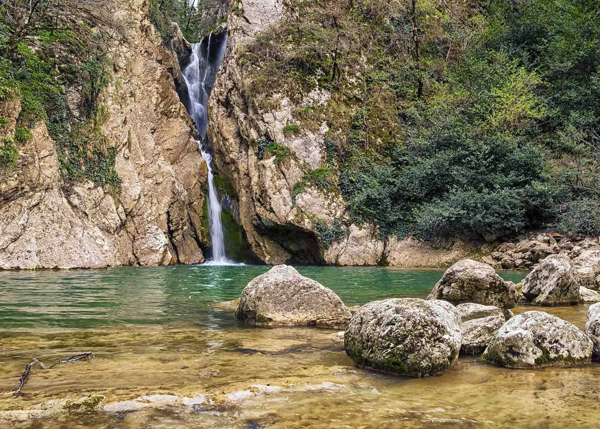 🟢 Агурские водопады 🟢

Агурские водопады — каскад живописных водопадов среди реликтового леса и ск