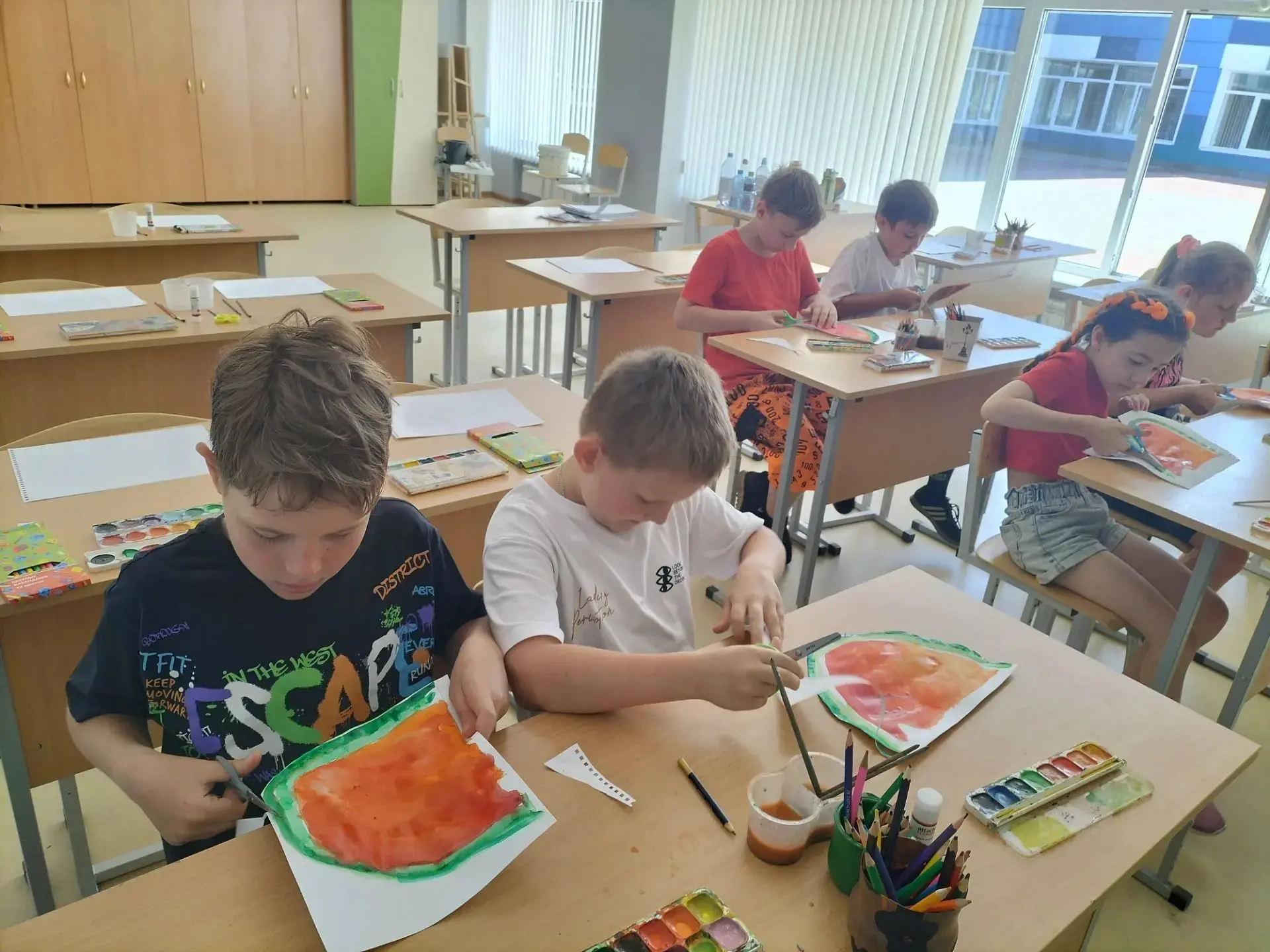 Ребята из 5го отряда "МОРЕХОДЫ" посетили кружок ИЗО. Скоро сезон арбузов 🍉, а значит, время рисоват