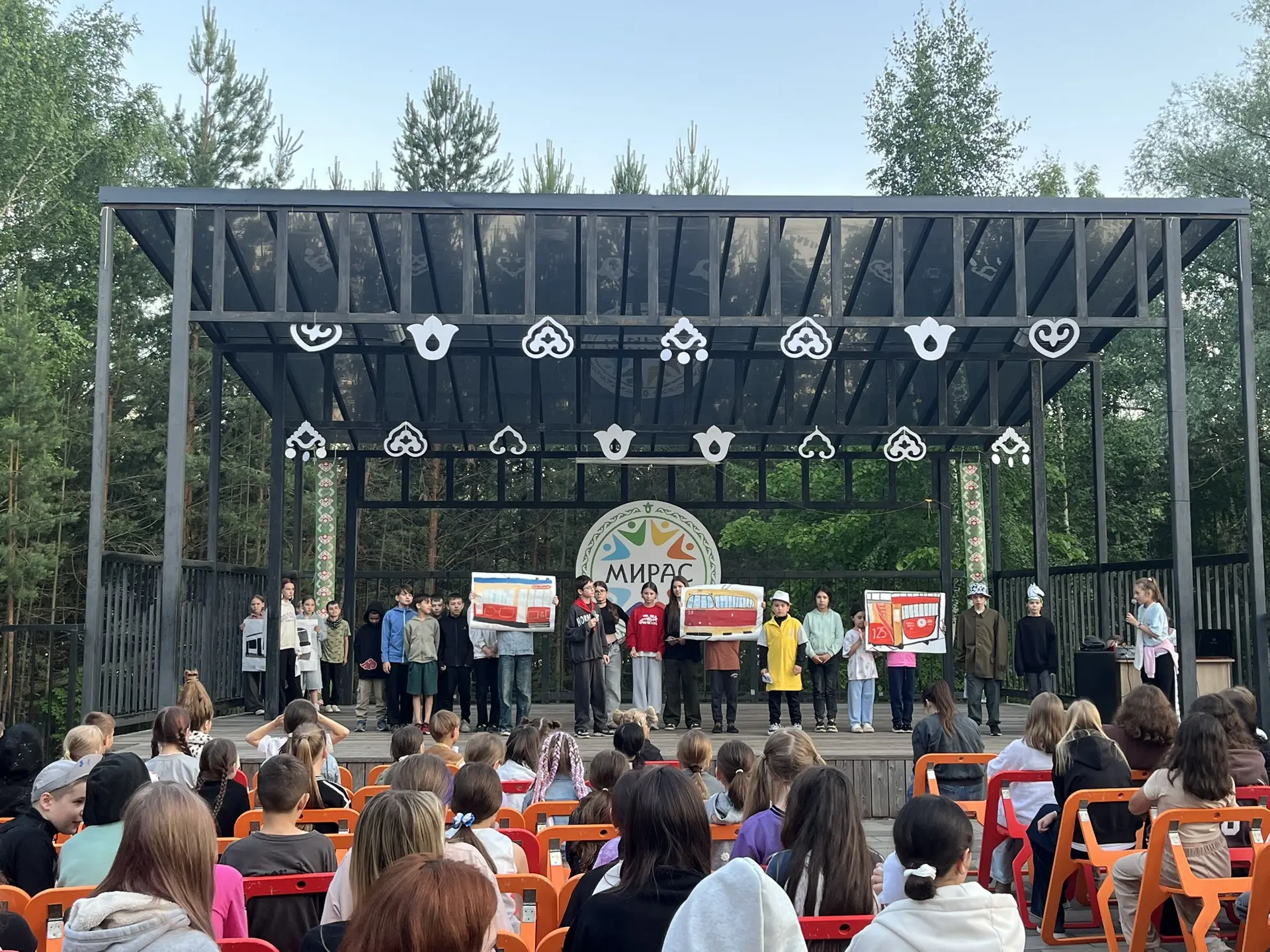 Путешествие по Казани. 🎭

Каждый отряд приготовил сценку об одной из достопримечательностей. Ребята