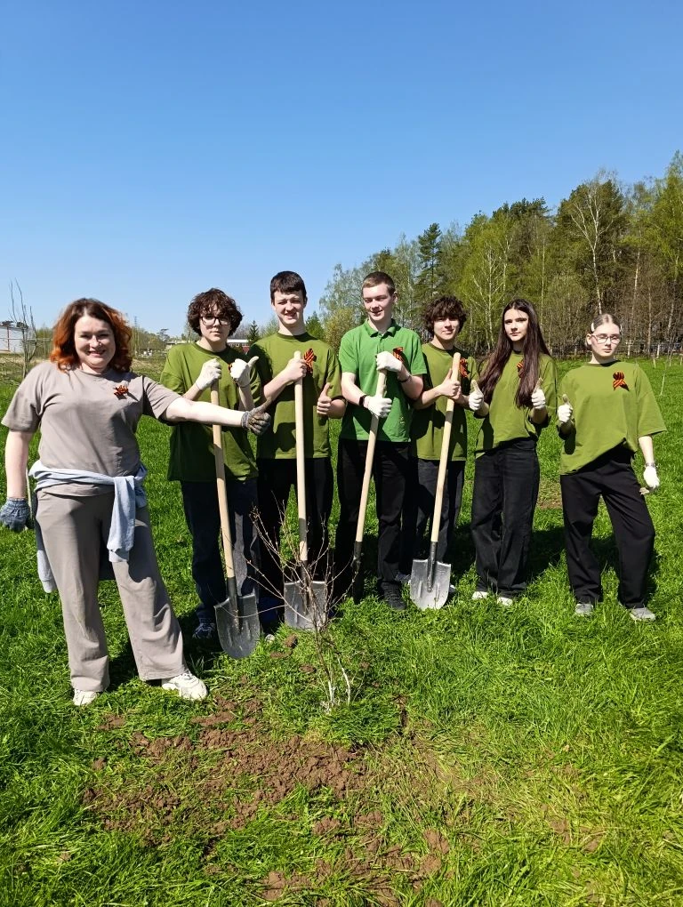 🌳 Сад Памяти: школьники высадили клёны в честь героев🎖️

Сегодня активисты Движения Первых Ноосфер