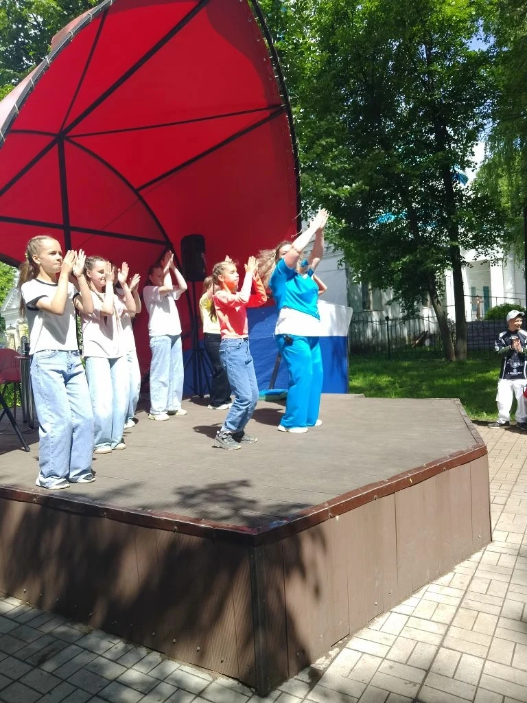 День защиты детей в городском сквере 🎈📸

1 июня, в Международный день защиты детей, учащиеся начал