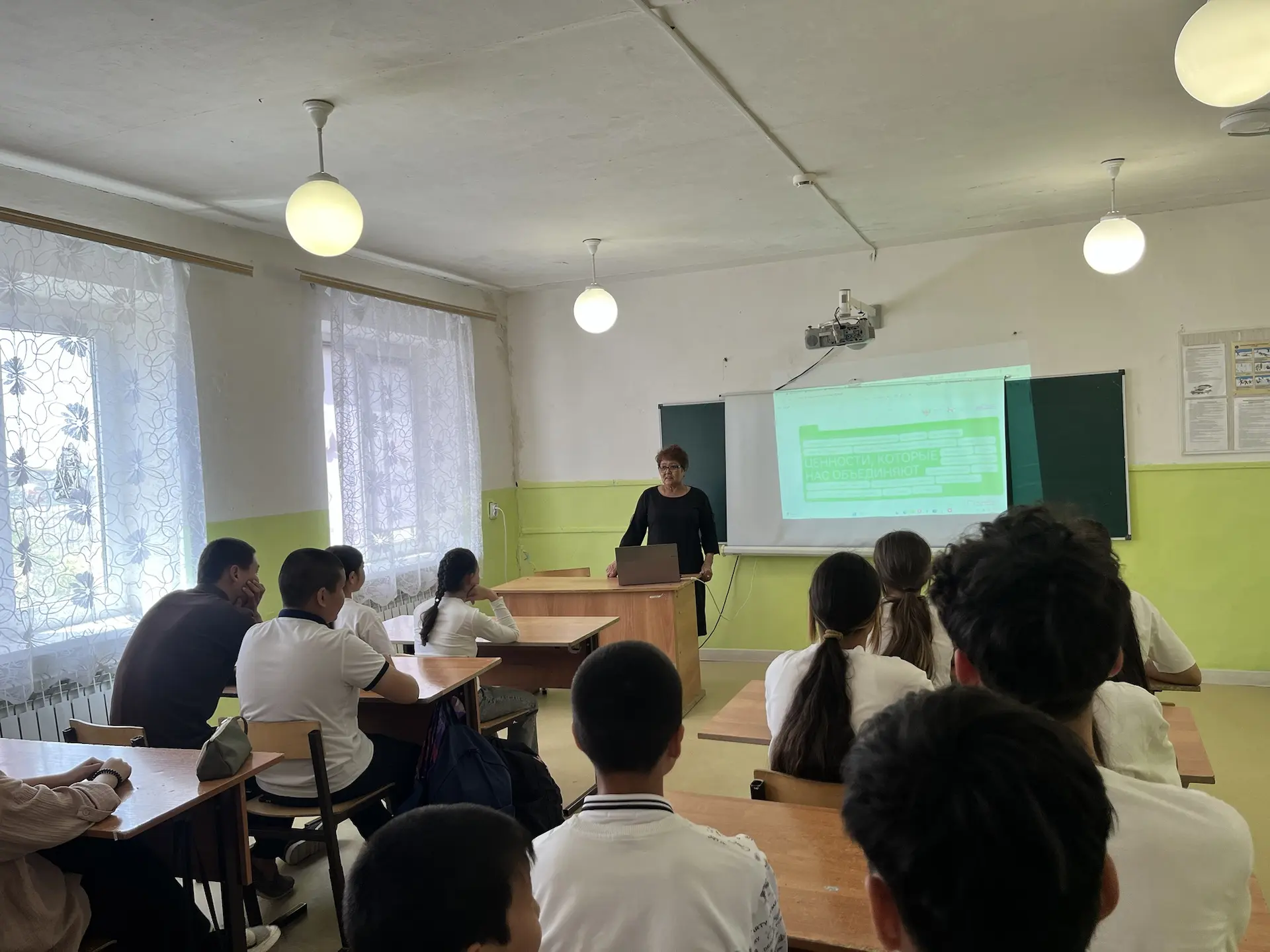 Торжественная линейка и последний «Разговор о важном» 🇷🇺

Учебный год  подходит к своему завершени
