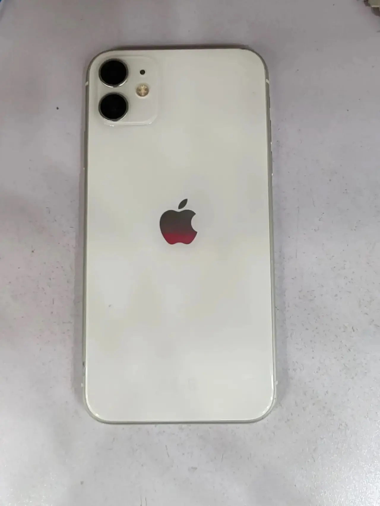 APPLE 11 на 64 гига. БАТАРЕЯ ЗАМЕНЕНА, но не оригинал, Заряд держит хорошо, экран разбит, но на рабо