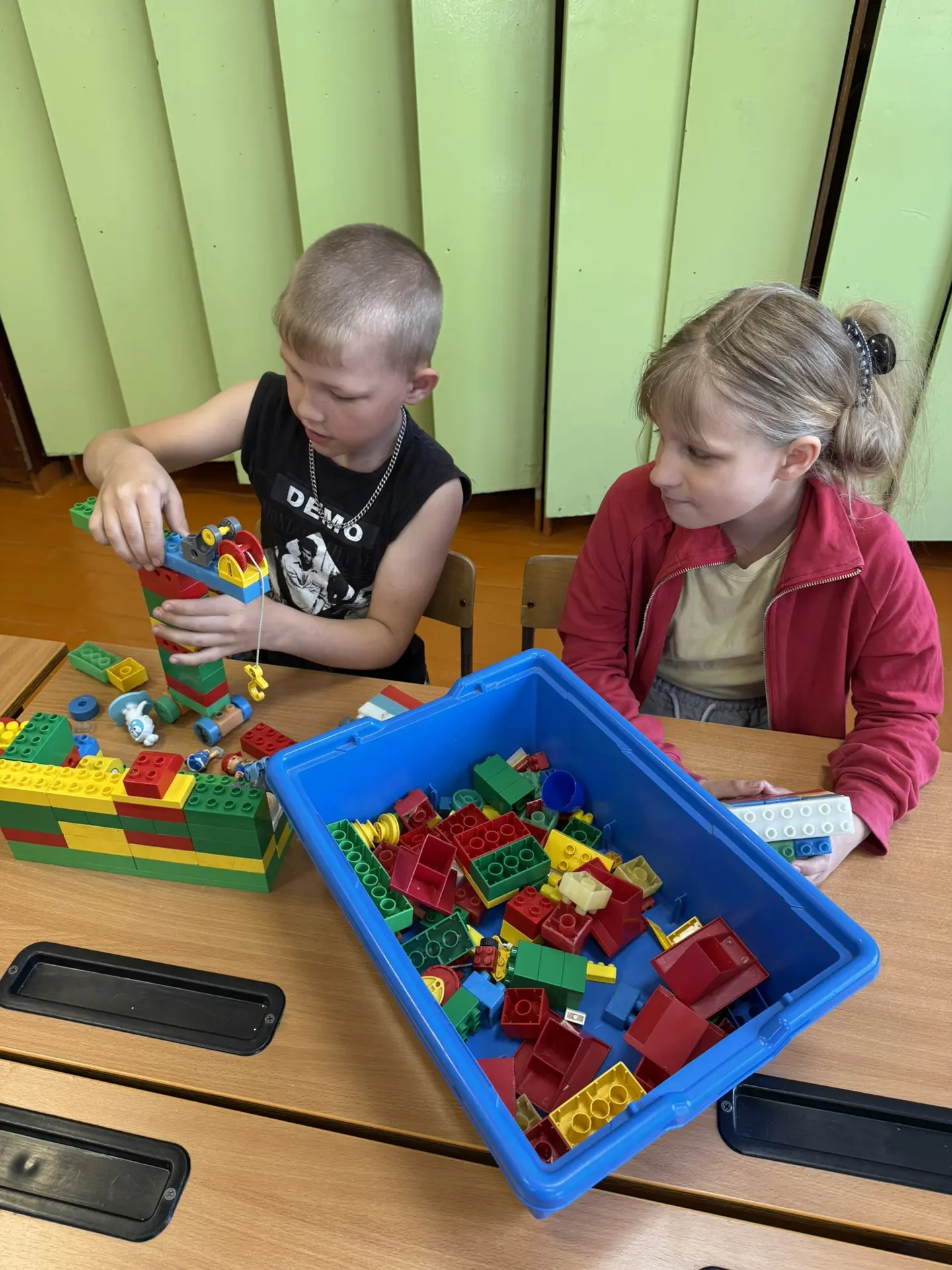 Прекрасный солнечный день ☀️ 
Наш пришкольный лагерь продолжает весело проводить время. Сегодня у на