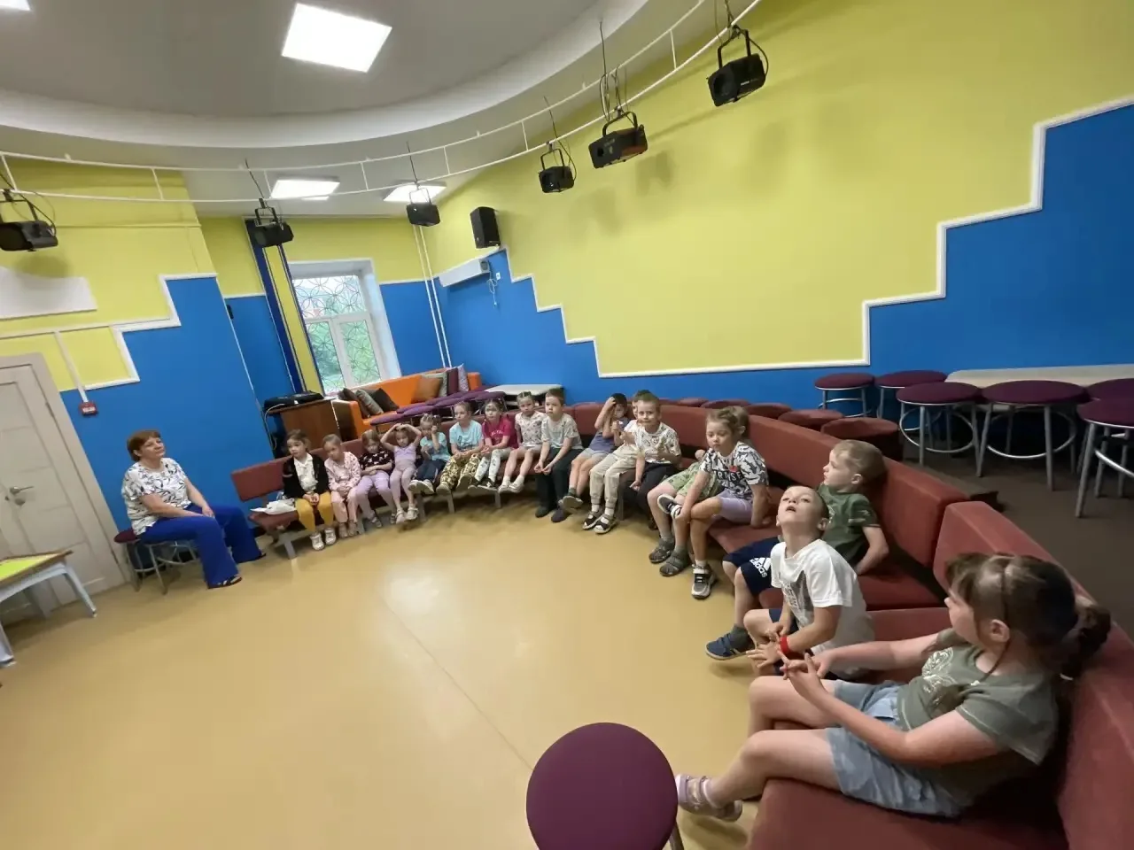 Наши юные читатели из группы «Знатоки» посетили городскую библиотеку! 
На встрече, посвящённой Дню Р