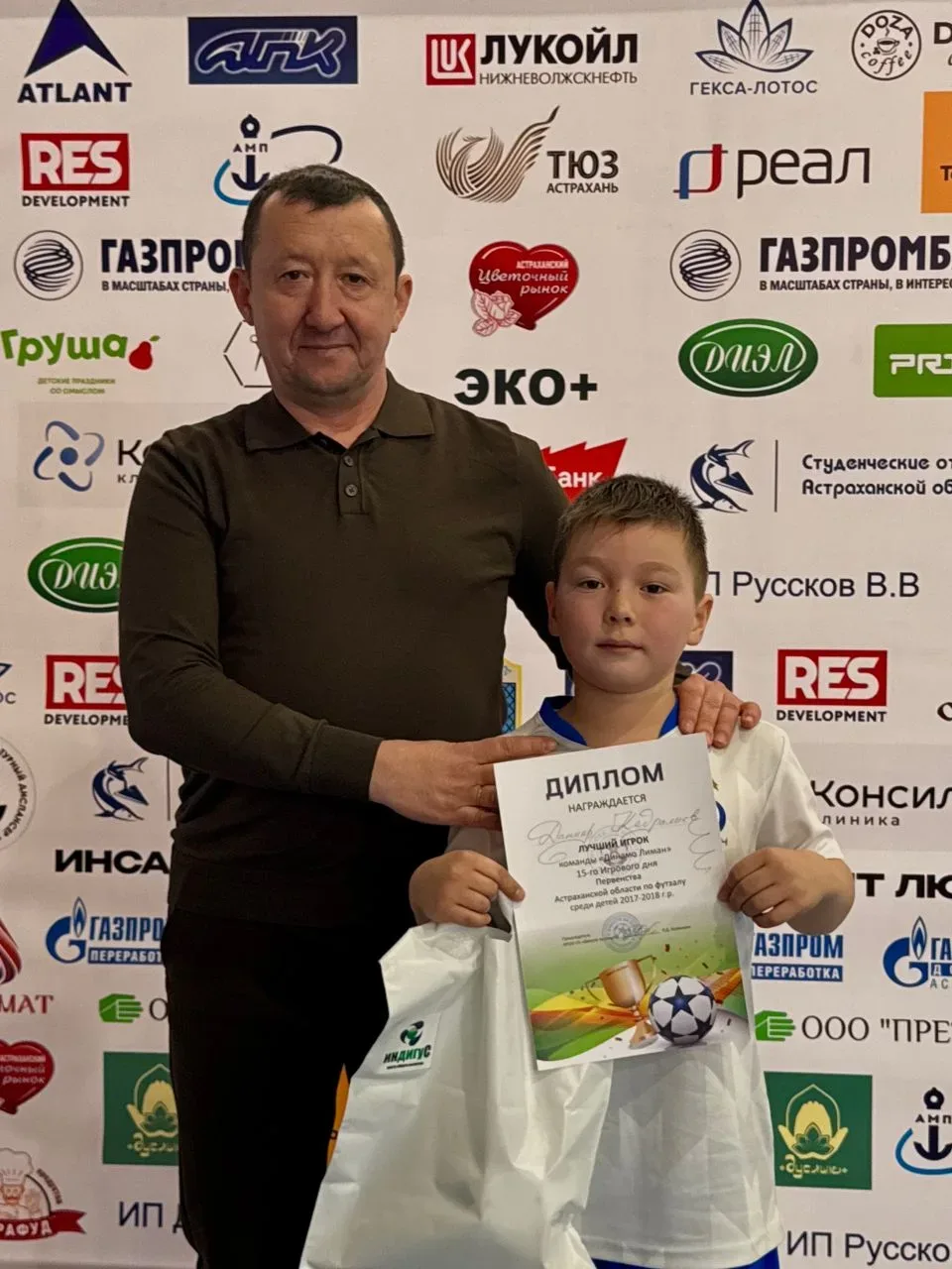 Три месяца борьбы — серебро в кармане!

🎉 Завершился турнир по футзалу среди младшей группы, посвящ