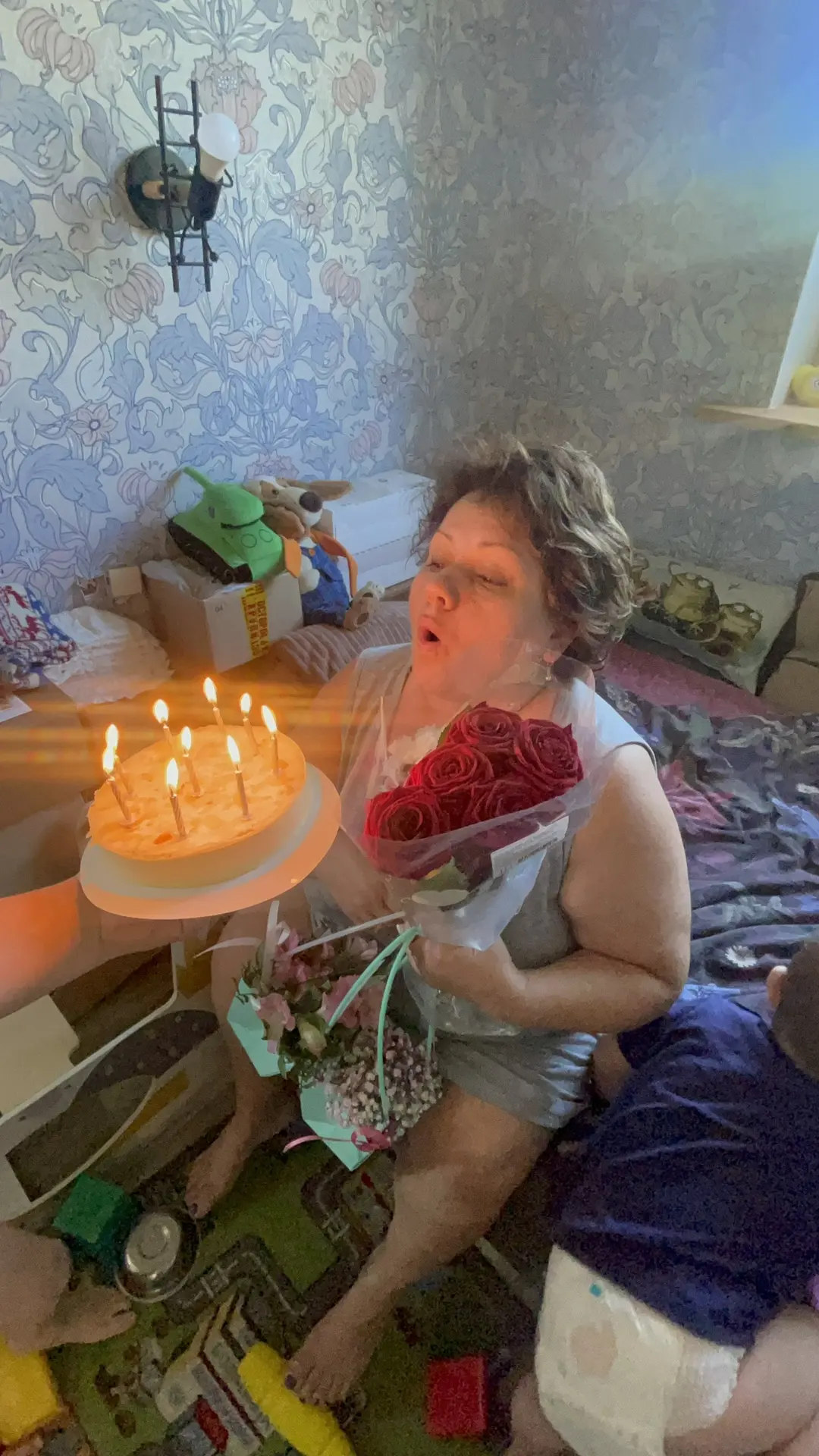 Вчера мы поздравляли маму с днём рождения! 
Один торт был вручен в полночь от детей (меня и Ильи), а