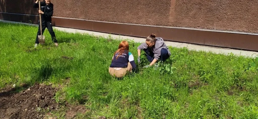 🌳 Трудовая бригада продолжает работу по благоустройству территории школы🛠️🧹
👨‍🏫 Под чутким руко