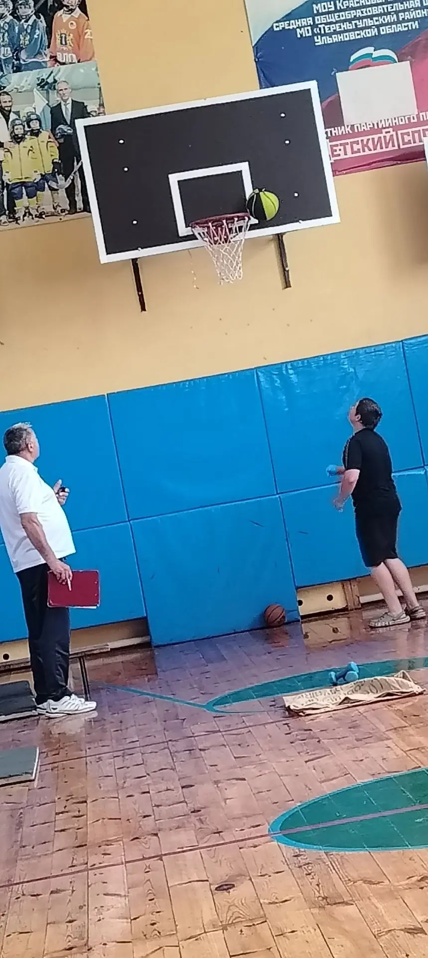 Третий день в лагере начался традиционно с зарядки. Трудовой десант: поливаем цветник. Продолжили оф
