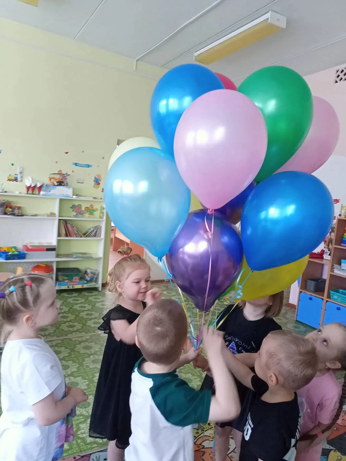 Сегодня в группе №8 (воспитатель Анна Валерьевна Боженова) прошёл весёлый праздник воздушных шаров! 